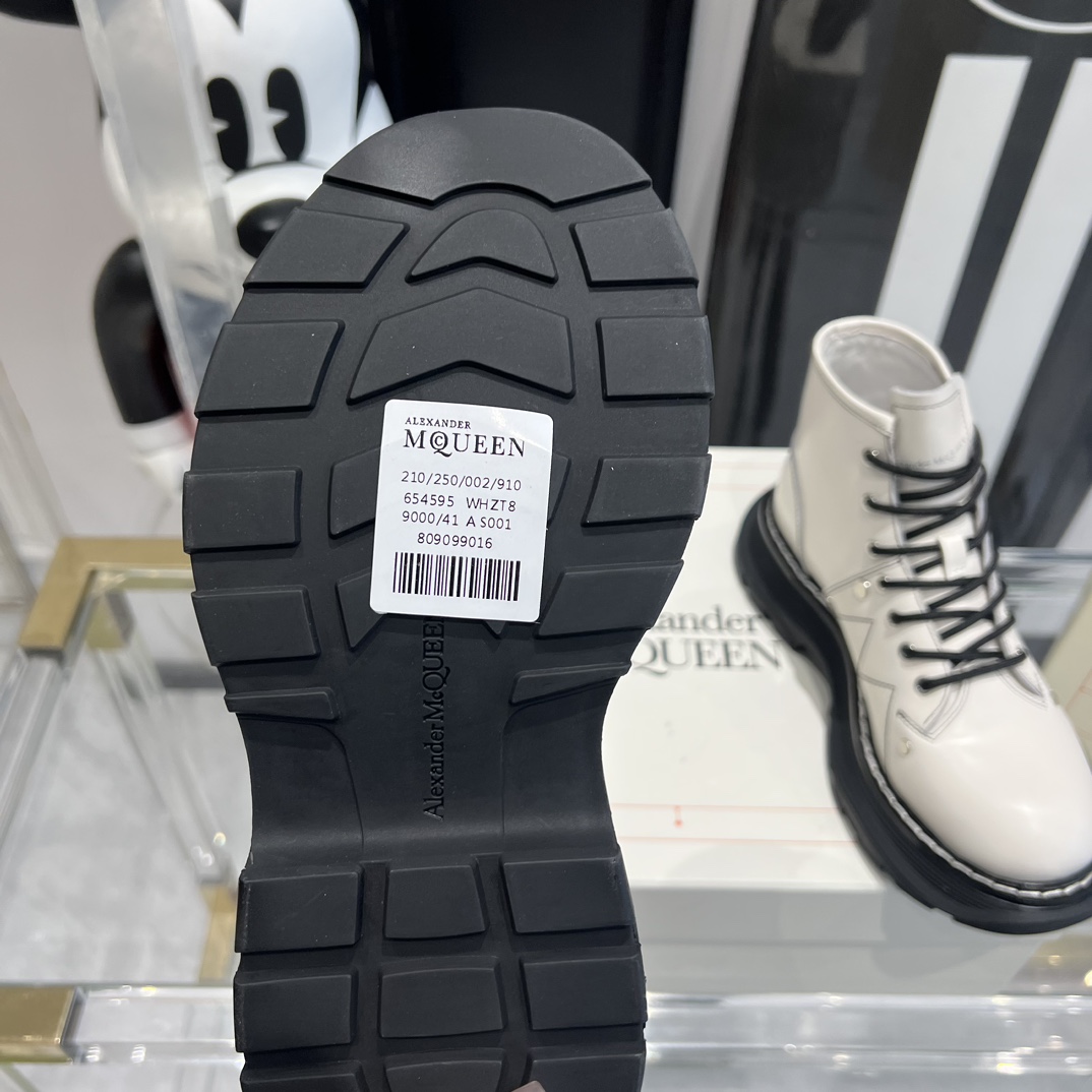 Celebrity Favorite: Alexander McQueen’s Classic Thick Martin Boots in Various Styles - 图片 6