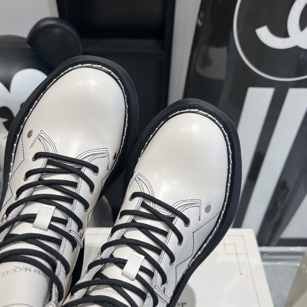 Celebrity Favorite: Alexander McQueen’s Classic Thick Martin Boots in Various Styles - 图片 8