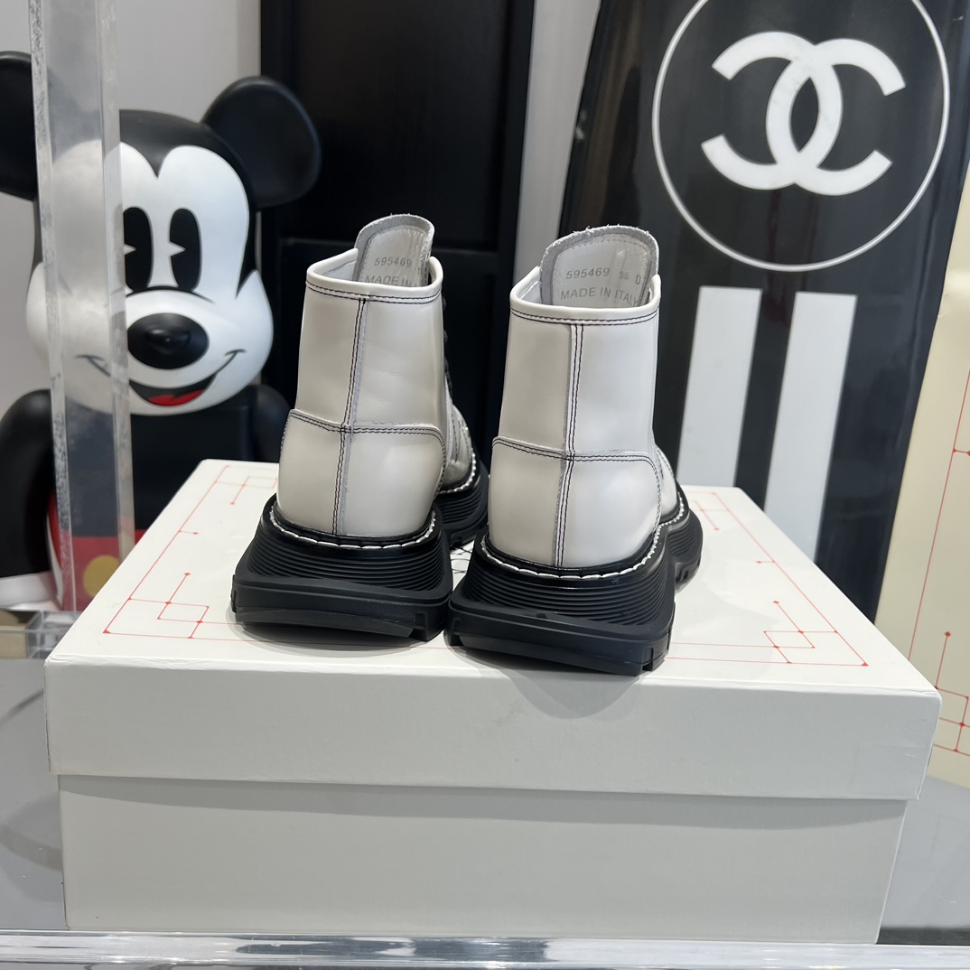 Celebrity Favorite: Alexander McQueen’s Classic Thick Martin Boots in Various Styles - 图片 9