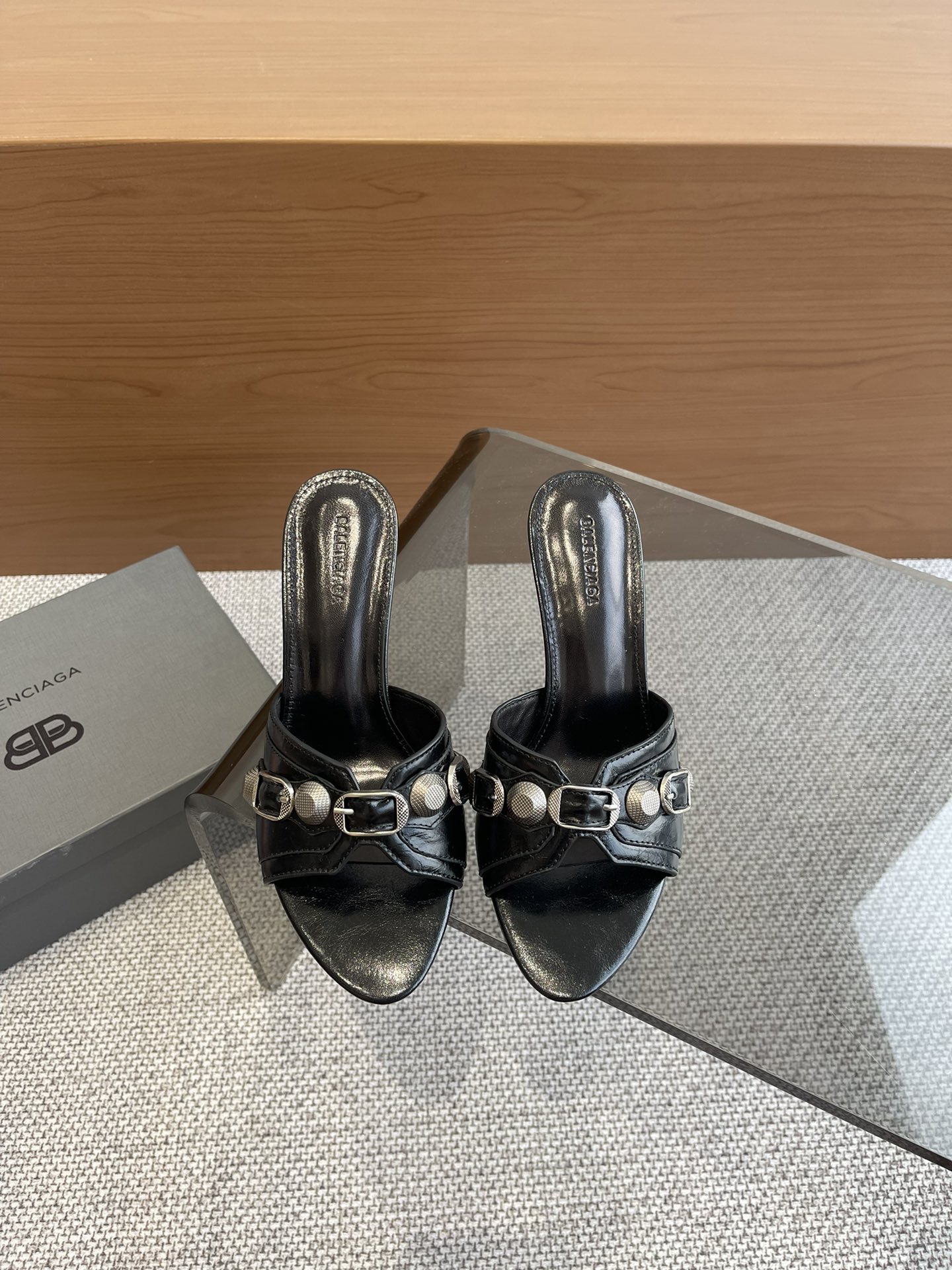 Balenciaga 新款金属铆钉凉拖鞋这双Cagole拖鞋鞋型是淑女拖鞋 上面的铆钉又 朋克街头简直太别致了 INS 巴黎世家 Cagole 系列确实有让人耳目一新的感觉