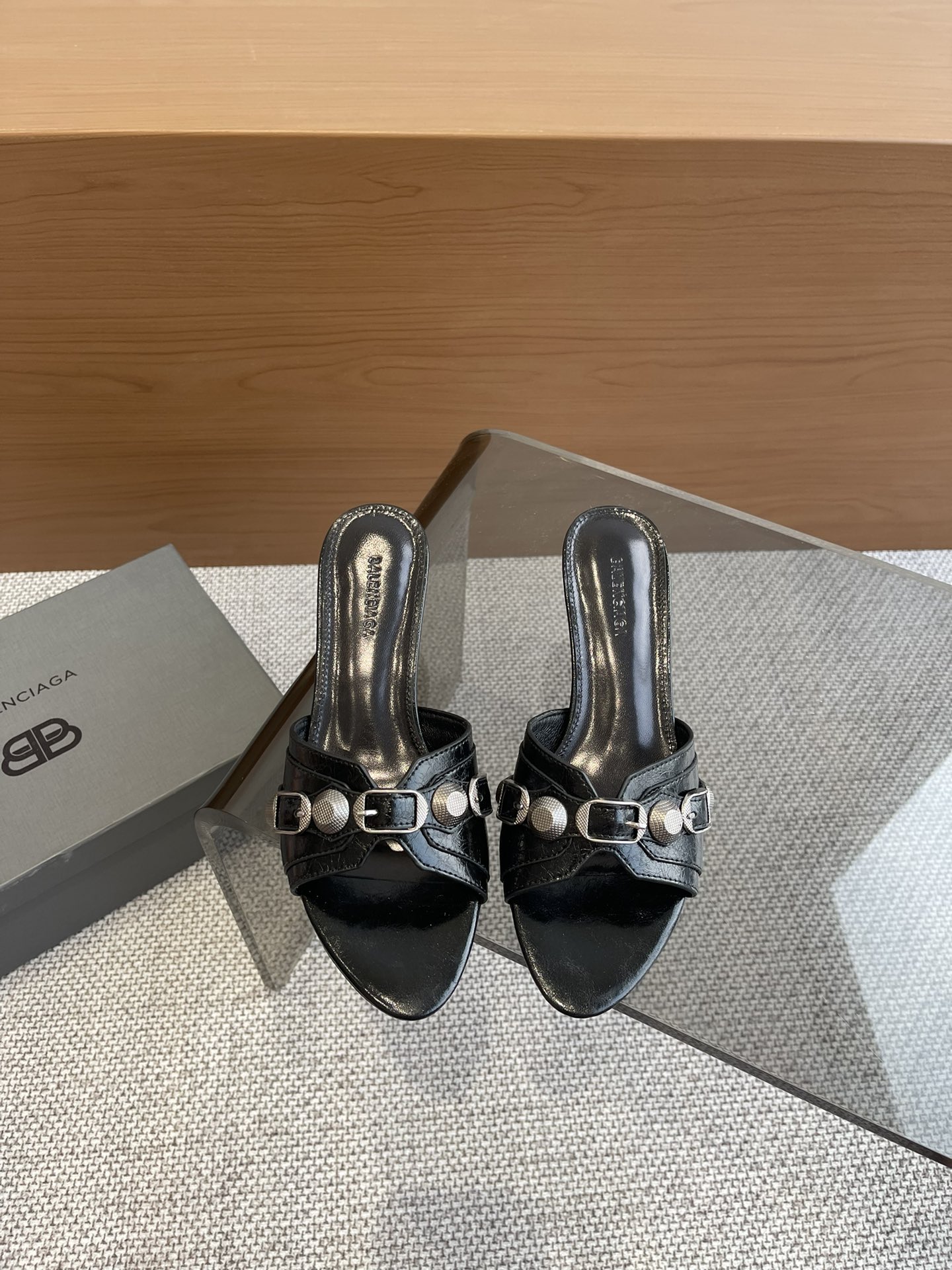 Balenciaga 新款金属铆钉凉拖鞋这双Cagole拖鞋鞋型是淑女拖鞋 上面的铆钉又 朋克街头简直太别致了 INS 巴黎世家 Cagole 系列确实有让人耳目一新的感觉