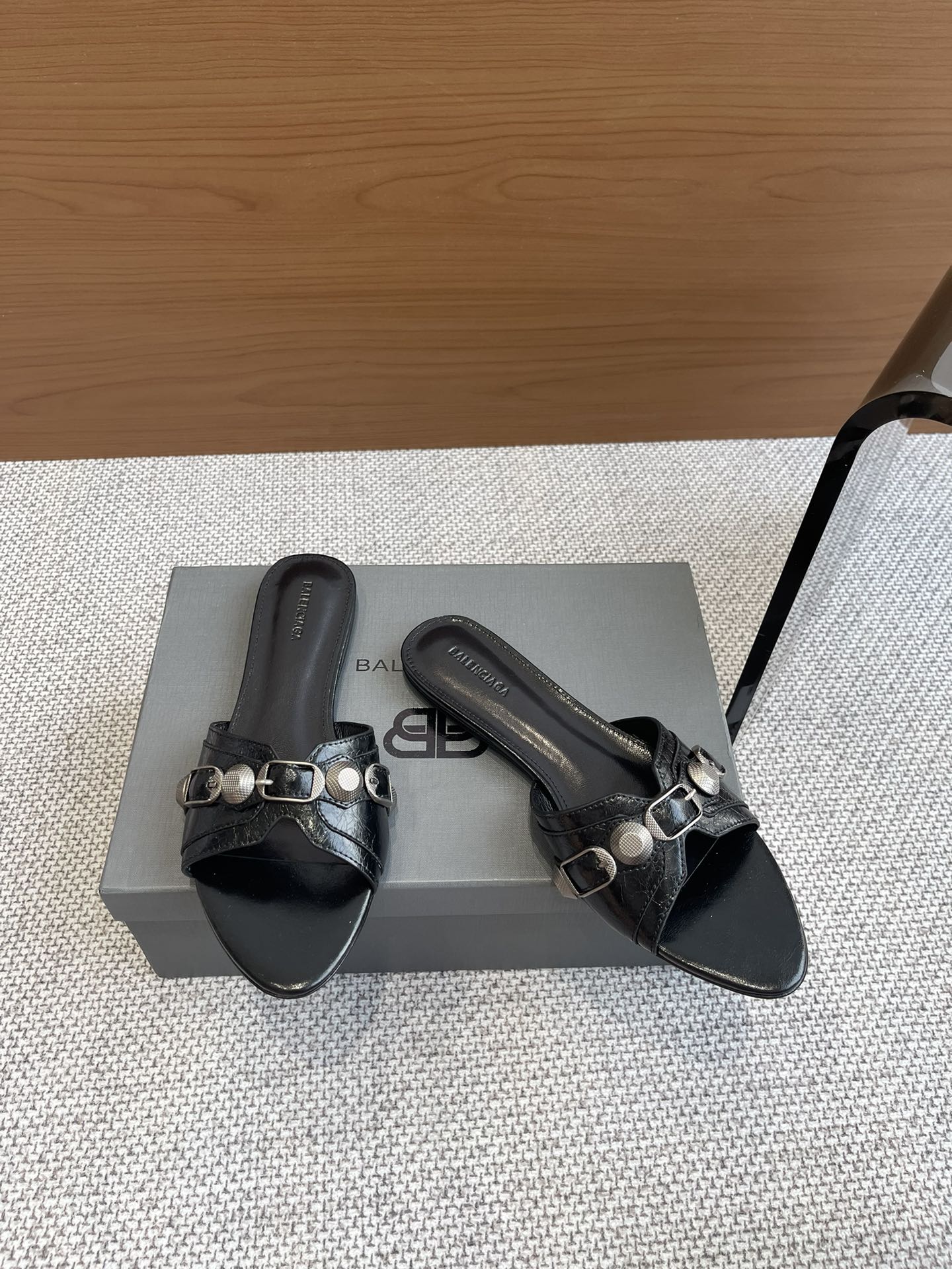Balenciaga 新款金属铆钉凉拖鞋这双Cagole拖鞋鞋型是淑女拖鞋 上面的铆钉又 朋克街头简直太别致了 INS 巴黎世家 Cagole 系列确实有让人耳目一新的感觉