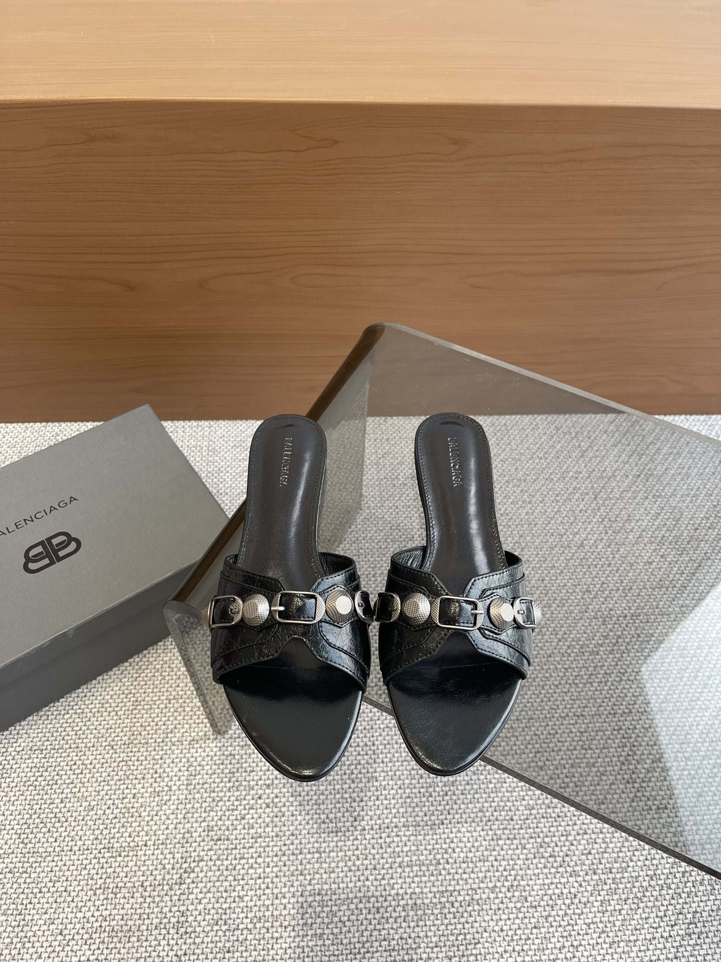 Balenciaga 新款金属铆钉凉拖鞋这双Cagole拖鞋鞋型是淑女拖鞋 上面的铆钉又 朋克街头简直太别致了 INS 巴黎世家 Cagole 系列确实有让人耳目一新的感觉