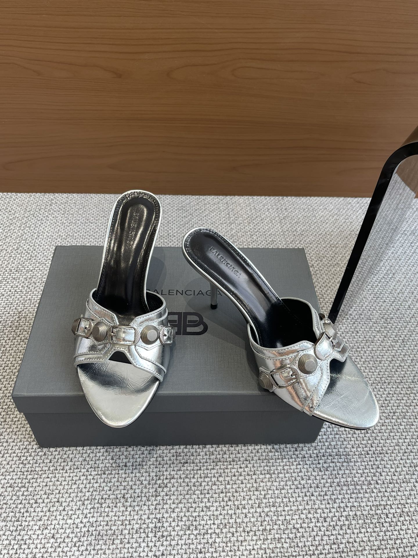 Balenciaga 新款金属铆钉凉拖鞋这双Cagole拖鞋鞋型是淑女拖鞋 上面的铆钉又 朋克街头简直太别致了 INS 巴黎世家 Cagole 系列确实有让人耳目一新的感觉