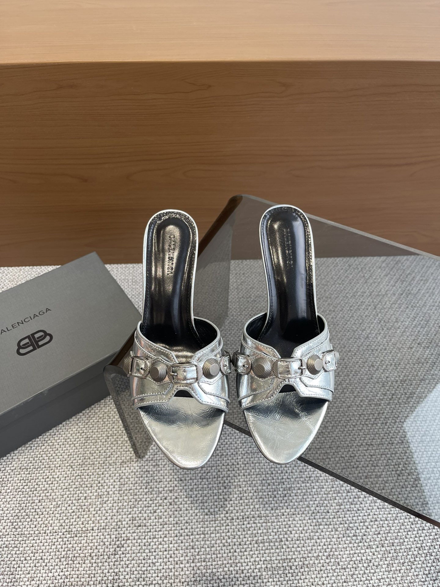 Balenciaga 新款金属铆钉凉拖鞋这双Cagole拖鞋鞋型是淑女拖鞋 上面的铆钉又 朋克街头简直太别致了 INS 巴黎世家 Cagole 系列确实有让人耳目一新的感觉