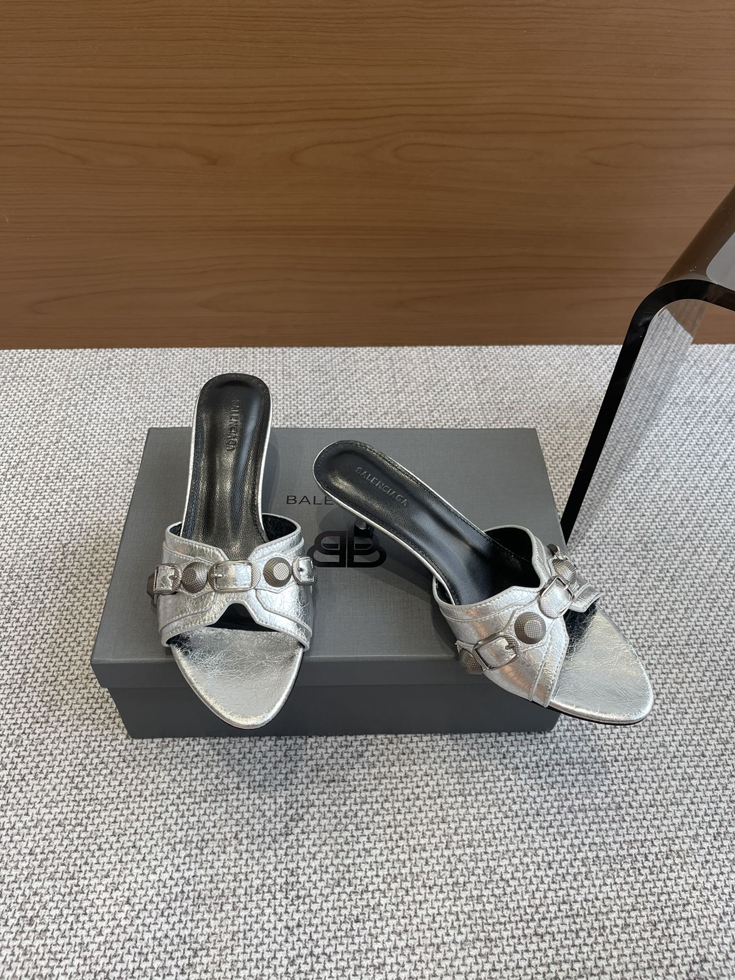 Balenciaga 新款金属铆钉凉拖鞋这双Cagole拖鞋鞋型是淑女拖鞋 上面的铆钉又 朋克街头简直太别致了 INS 巴黎世家 Cagole 系列确实有让人耳目一新的感觉