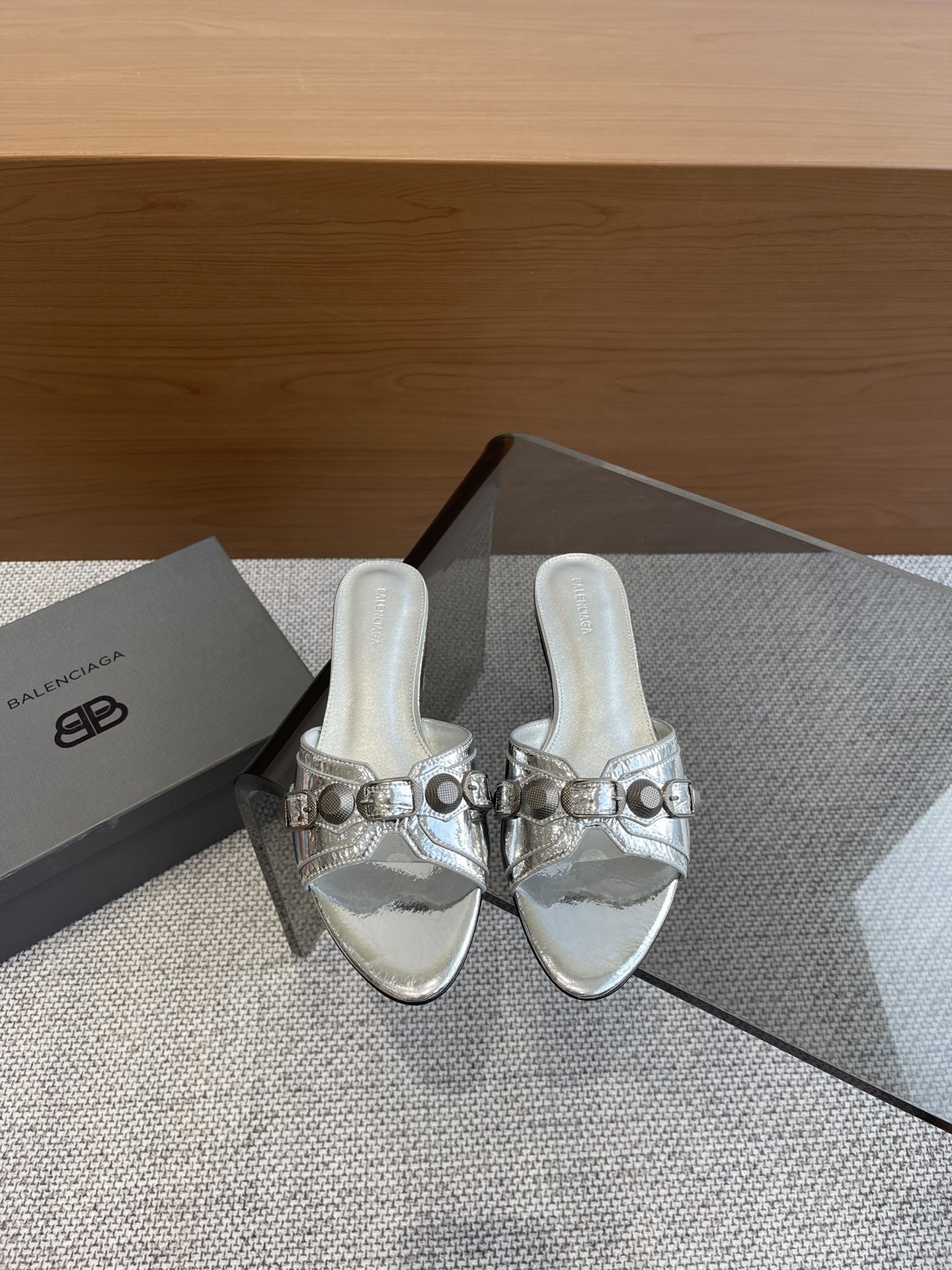 Balenciaga 新款金属铆钉凉拖鞋这双Cagole拖鞋鞋型是淑女拖鞋 上面的铆钉又 朋克街头简直太别致了 INS 巴黎世家 Cagole 系列确实有让人耳目一新的感觉