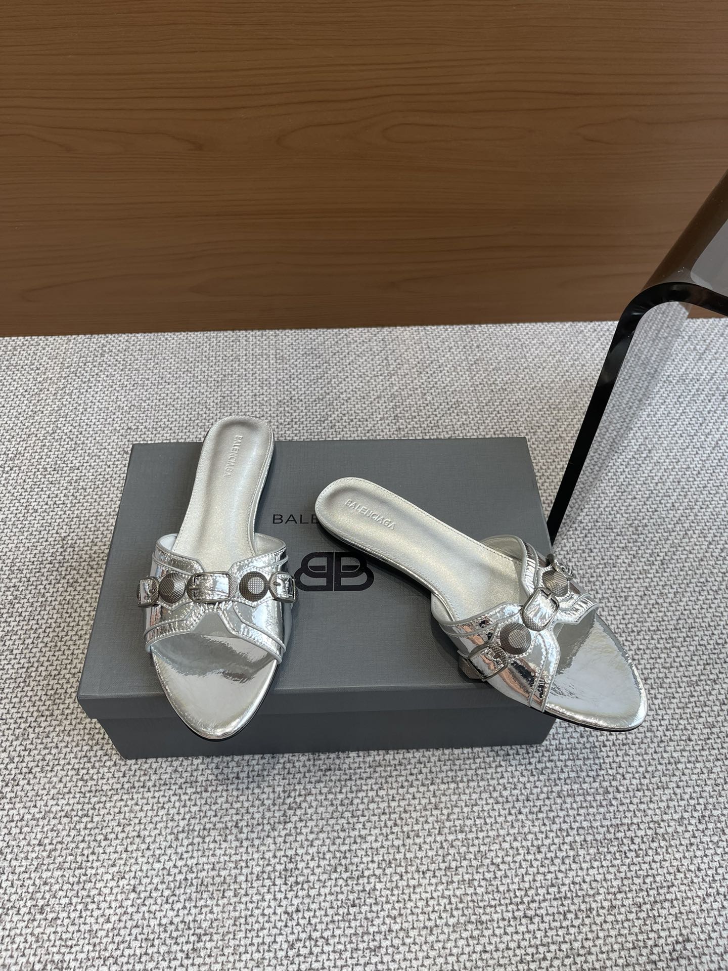Balenciaga 新款金属铆钉凉拖鞋这双Cagole拖鞋鞋型是淑女拖鞋 上面的铆钉又 朋克街头简直太别致了 INS 巴黎世家 Cagole 系列确实有让人耳目一新的感觉