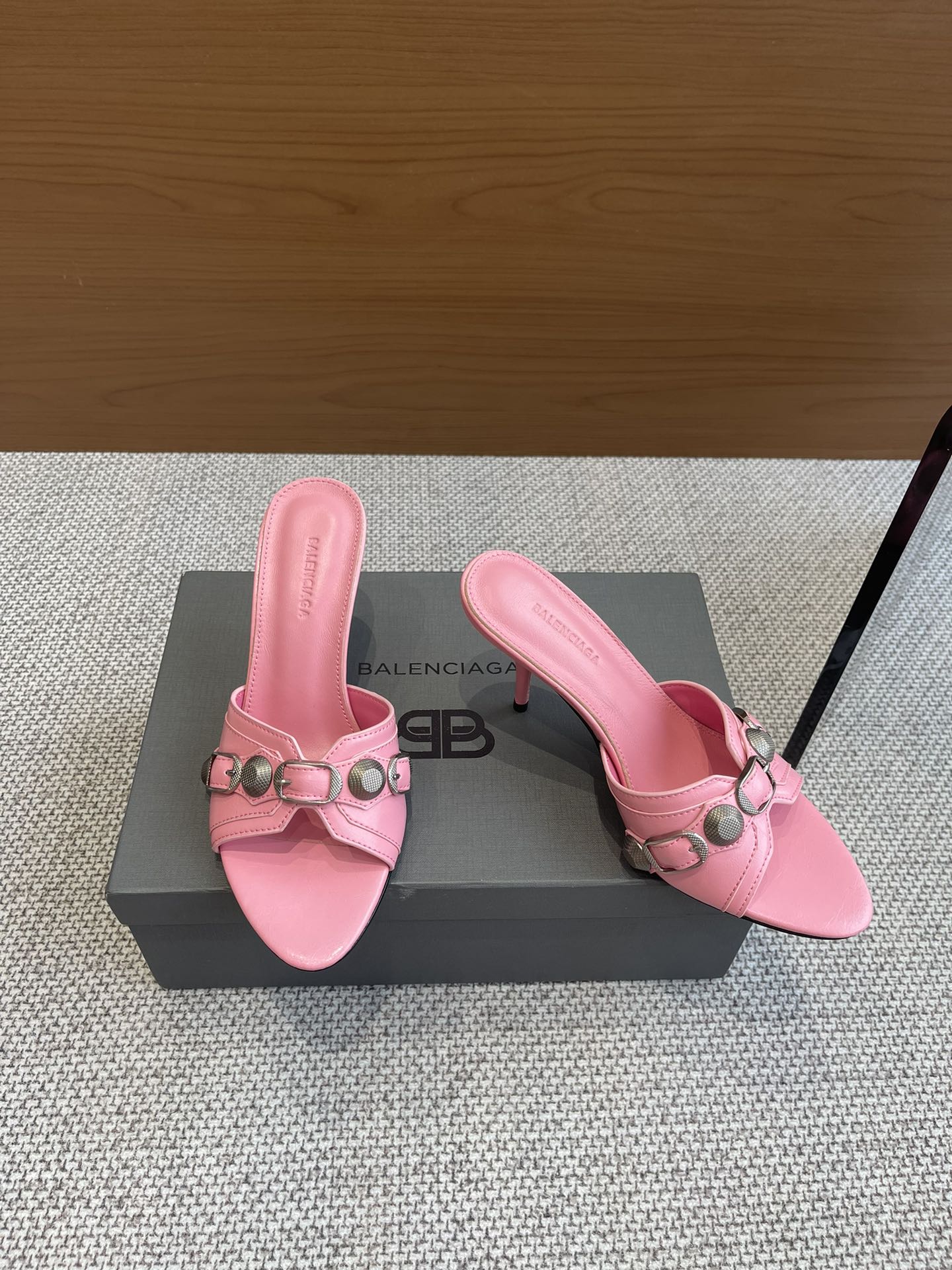 Balenciaga 新款金属铆钉凉拖鞋这双Cagole拖鞋鞋型是淑女拖鞋 上面的铆钉又 朋克街头简直太别致了 INS 巴黎世家 Cagole 系列确实有让人耳目一新的感觉