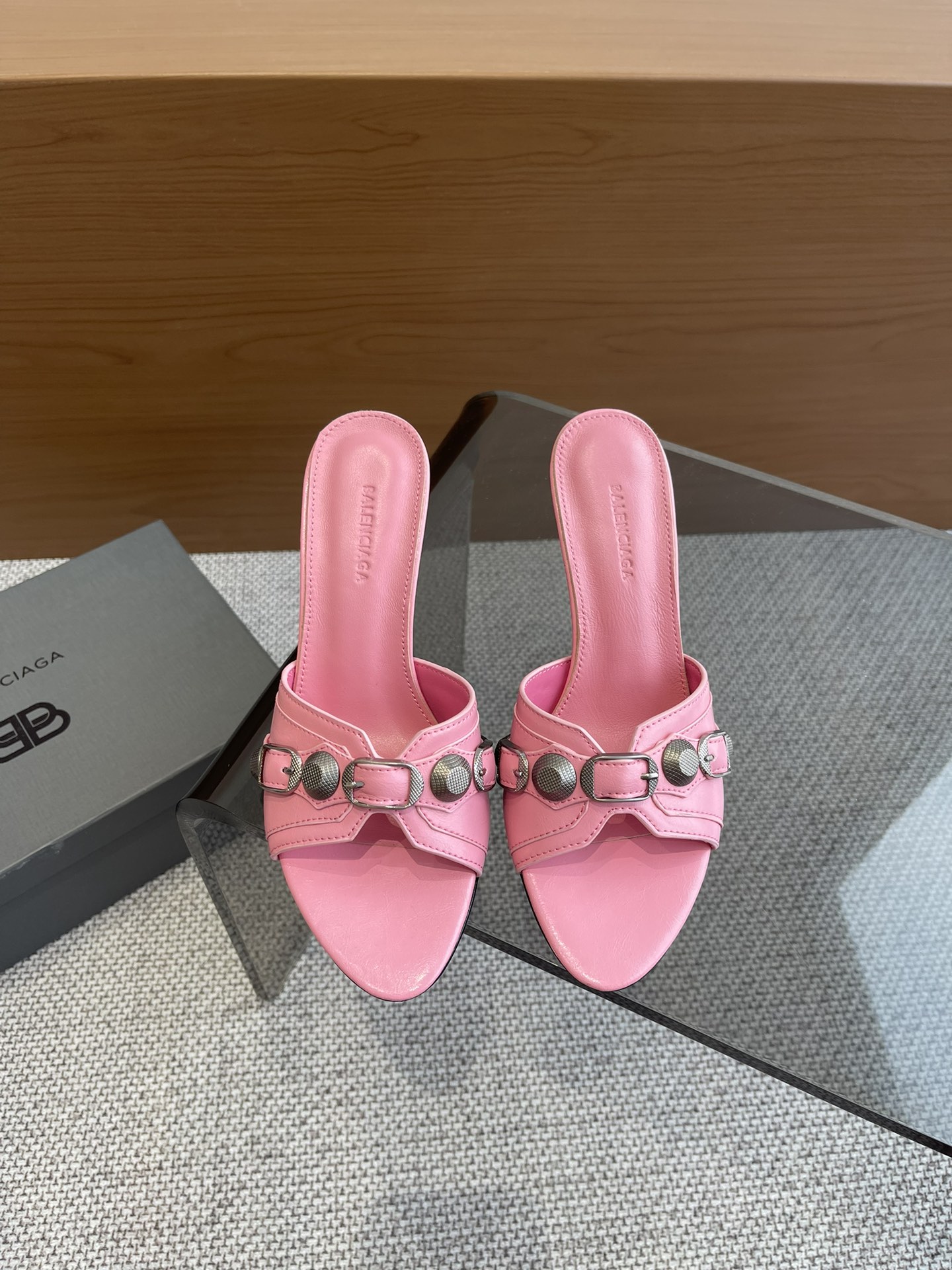 Balenciaga 新款金属铆钉凉拖鞋这双Cagole拖鞋鞋型是淑女拖鞋 上面的铆钉又 朋克街头简直太别致了 INS 巴黎世家 Cagole 系列确实有让人耳目一新的感觉