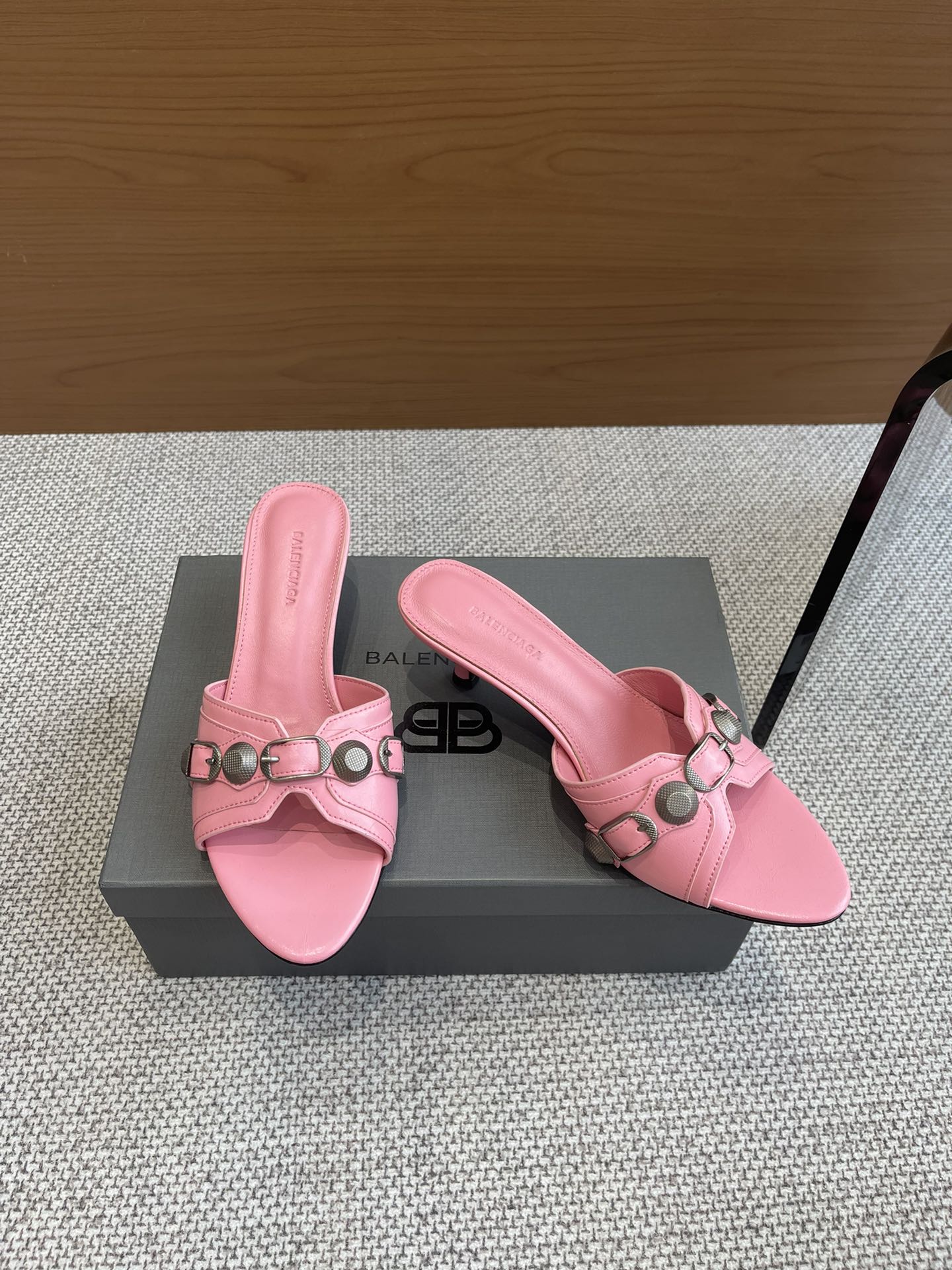 Balenciaga 新款金属铆钉凉拖鞋这双Cagole拖鞋鞋型是淑女拖鞋 上面的铆钉又 朋克街头简直太别致了 INS 巴黎世家 Cagole 系列确实有让人耳目一新的感觉