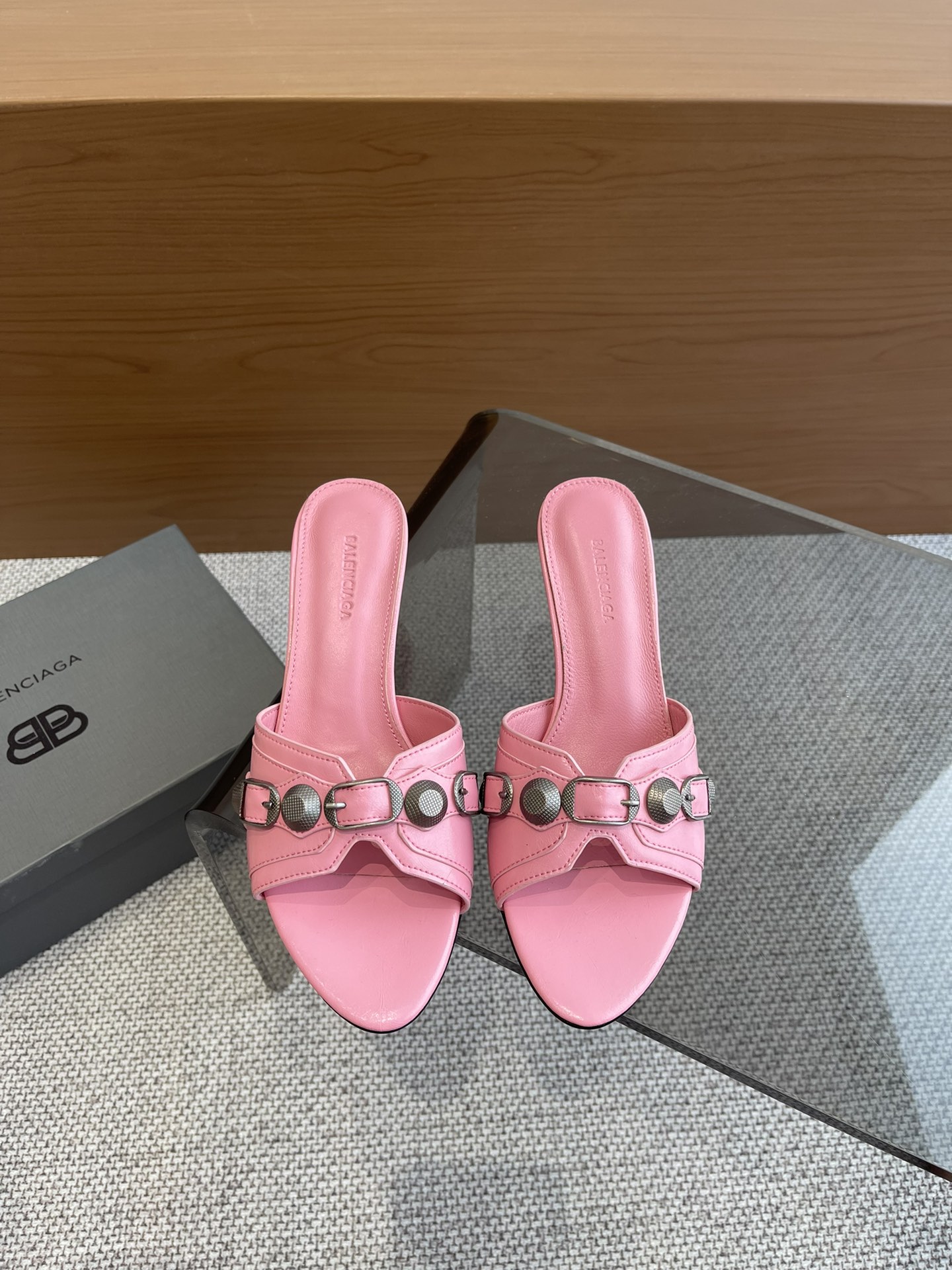 Balenciaga 新款金属铆钉凉拖鞋这双Cagole拖鞋鞋型是淑女拖鞋 上面的铆钉又 朋克街头简直太别致了 INS 巴黎世家 Cagole 系列确实有让人耳目一新的感觉