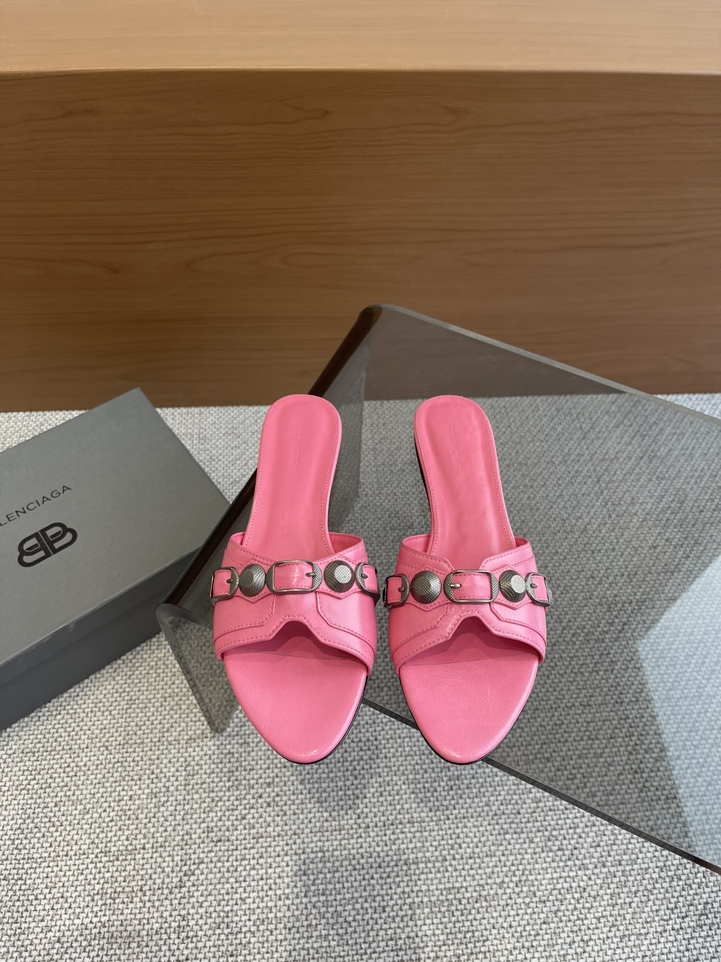 Balenciaga 新款金属铆钉凉拖鞋这双Cagole拖鞋鞋型是淑女拖鞋 上面的铆钉又 朋克街头简直太别致了 INS 巴黎世家 Cagole 系列确实有让人耳目一新的感觉