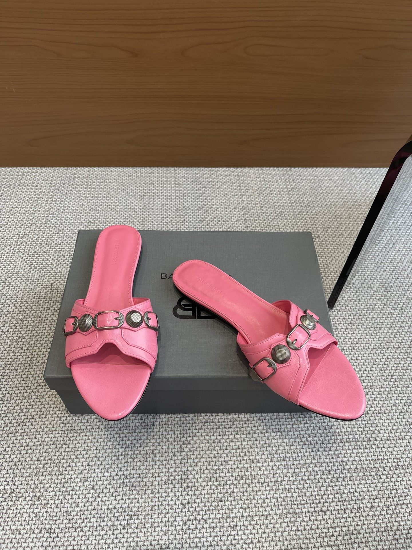 Balenciaga 新款金属铆钉凉拖鞋这双Cagole拖鞋鞋型是淑女拖鞋 上面的铆钉又 朋克街头简直太别致了 INS 巴黎世家 Cagole 系列确实有让人耳目一新的感觉