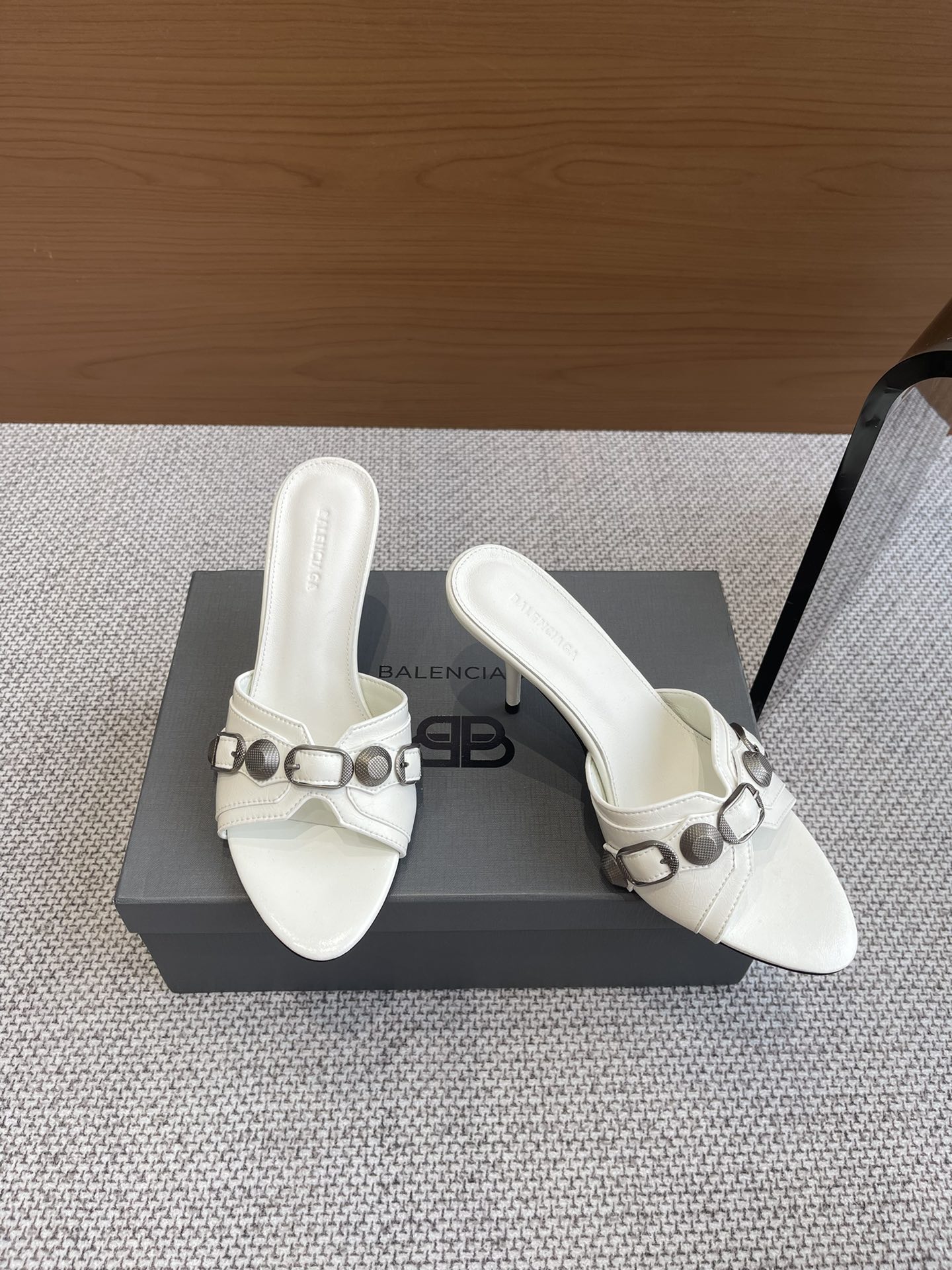 Balenciaga 新款金属铆钉凉拖鞋这双Cagole拖鞋鞋型是淑女拖鞋 上面的铆钉又 朋克街头简直太别致了 INS 巴黎世家 Cagole 系列确实有让人耳目一新的感觉