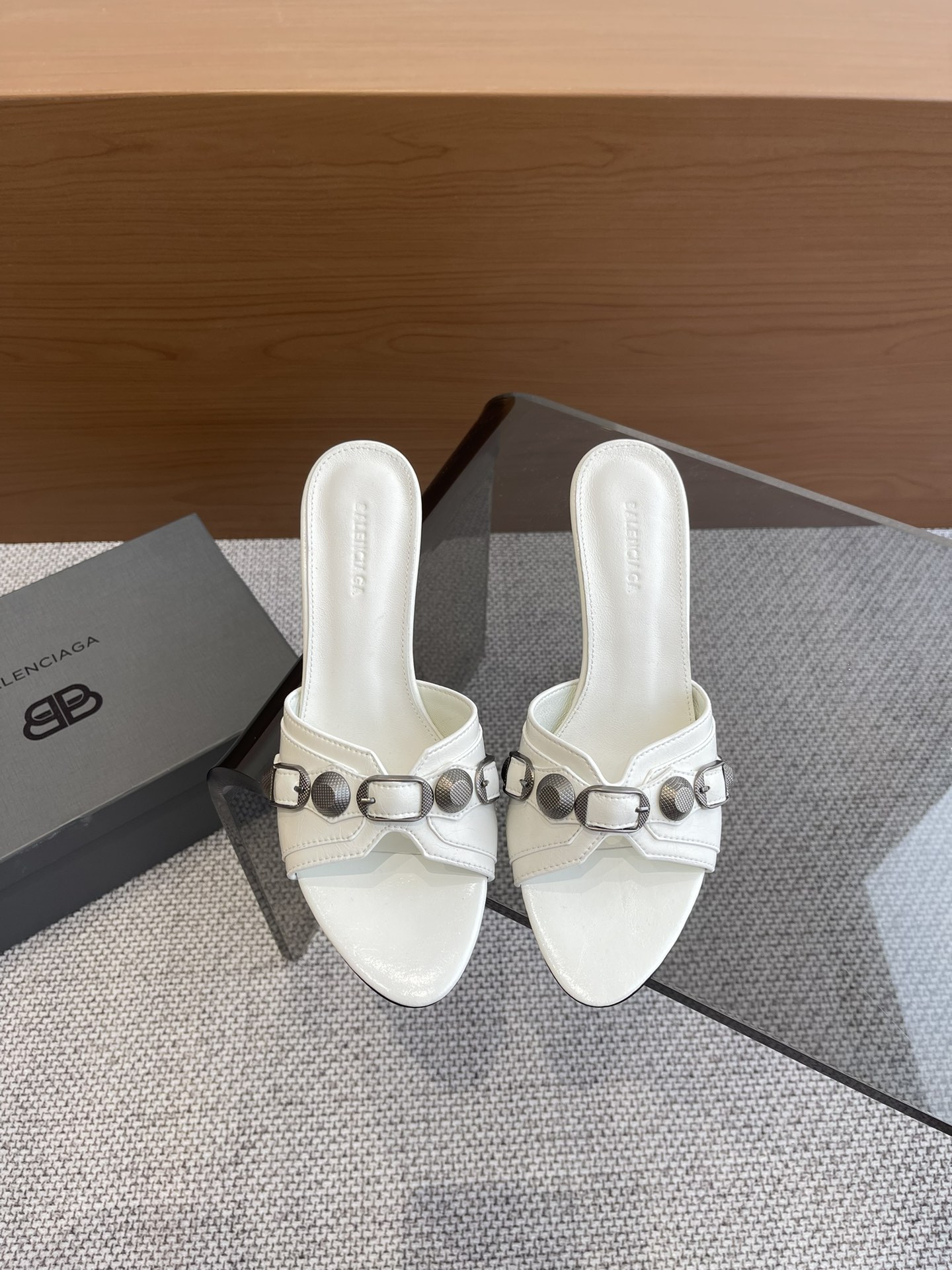 Balenciaga 新款金属铆钉凉拖鞋这双Cagole拖鞋鞋型是淑女拖鞋 上面的铆钉又 朋克街头简直太别致了 INS 巴黎世家 Cagole 系列确实有让人耳目一新的感觉
