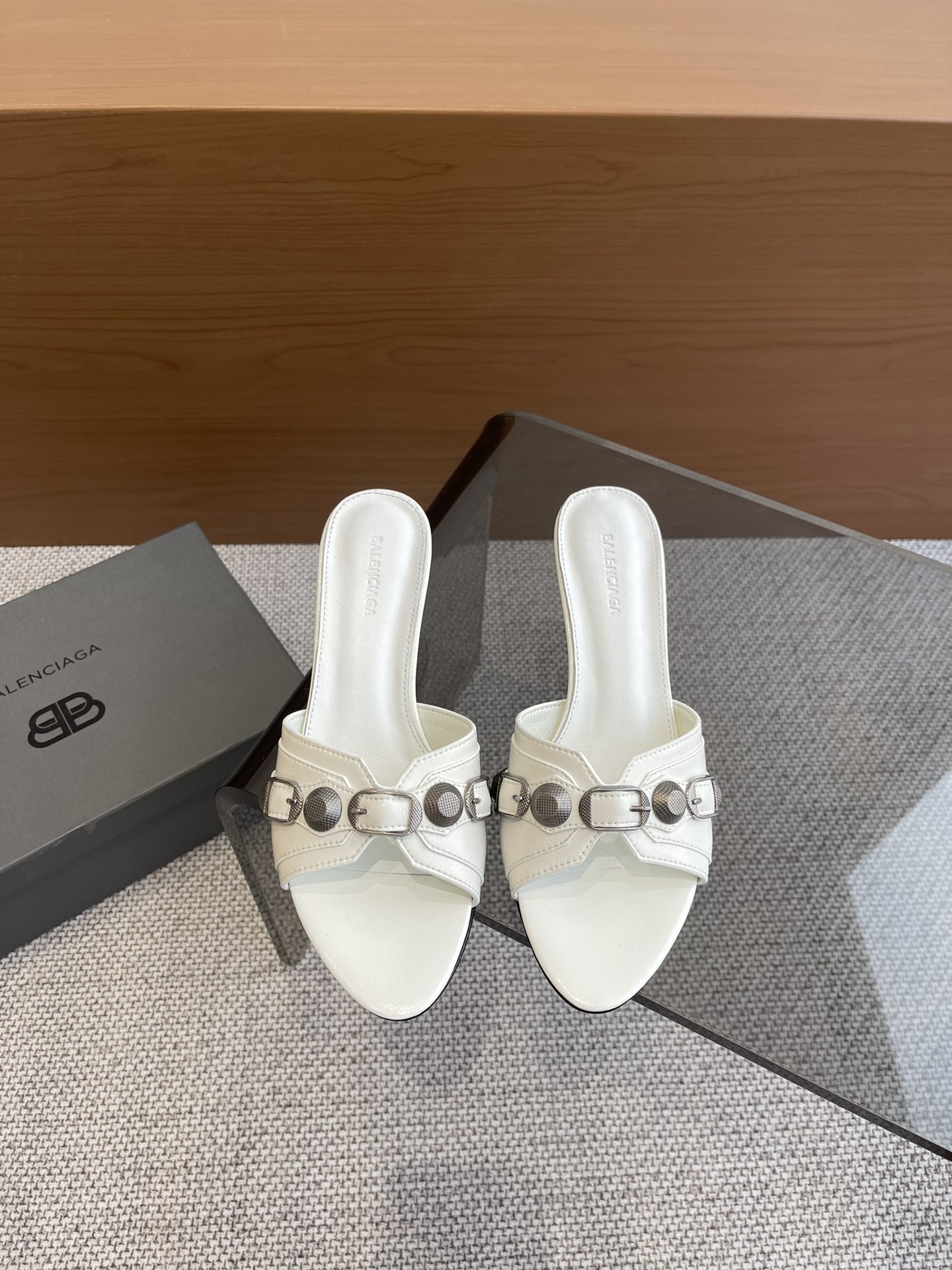 Balenciaga 新款金属铆钉凉拖鞋这双Cagole拖鞋鞋型是淑女拖鞋 上面的铆钉又 朋克街头简直太别致了 INS 巴黎世家 Cagole 系列确实有让人耳目一新的感觉
