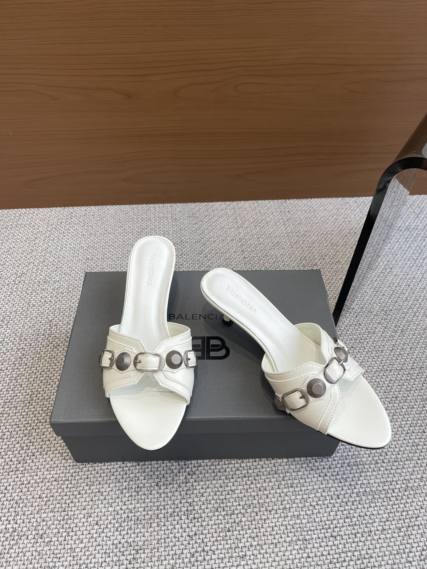 Balenciaga 新款金属铆钉凉拖鞋这双Cagole拖鞋鞋型是淑女拖鞋 上面的铆钉又 朋克街头简直太别致了 INS 巴黎世家 Cagole 系列确实有让人耳目一新的感觉