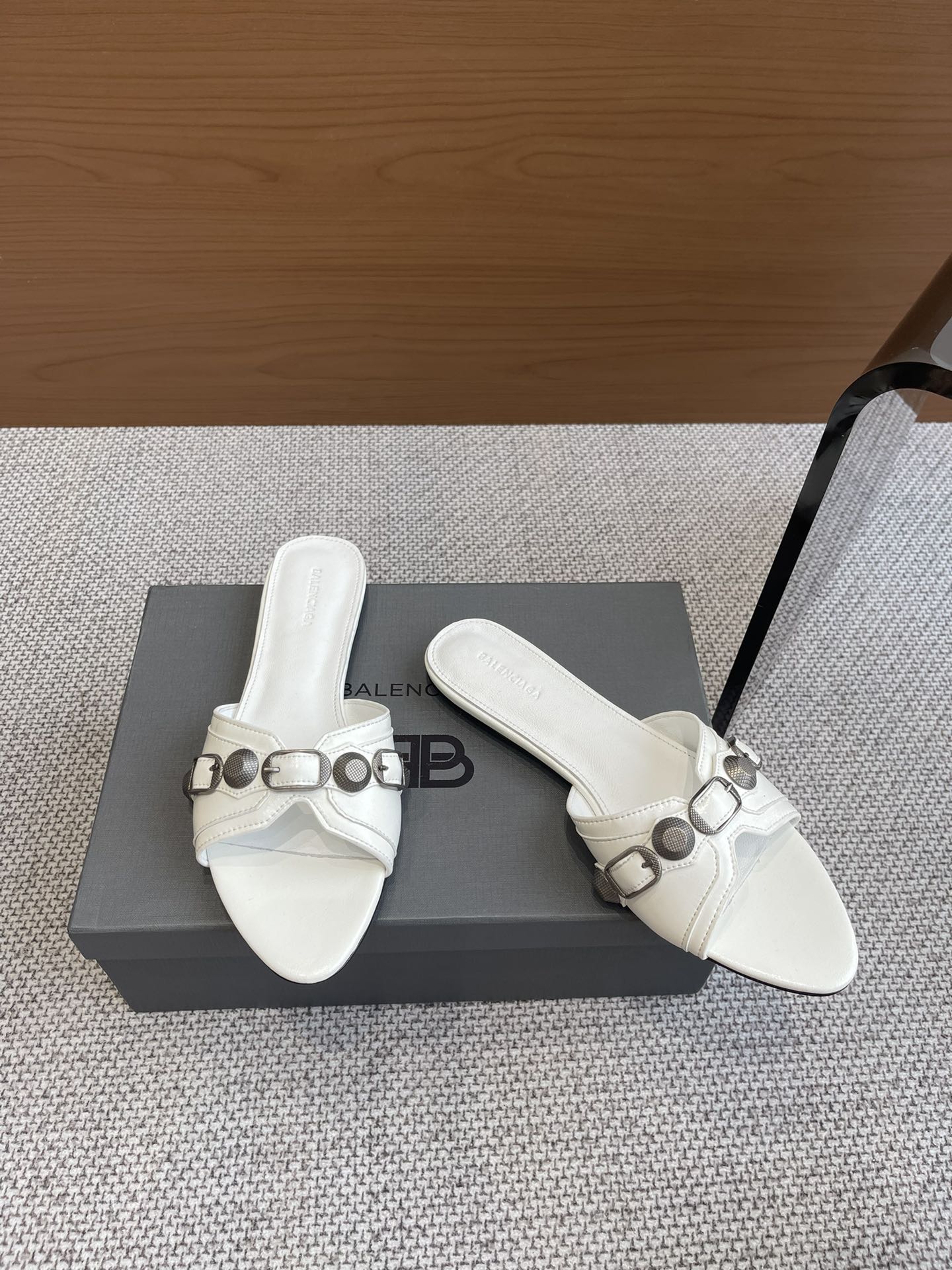 Balenciaga 新款金属铆钉凉拖鞋这双Cagole拖鞋鞋型是淑女拖鞋 上面的铆钉又 朋克街头简直太别致了 INS 巴黎世家 Cagole 系列确实有让人耳目一新的感觉