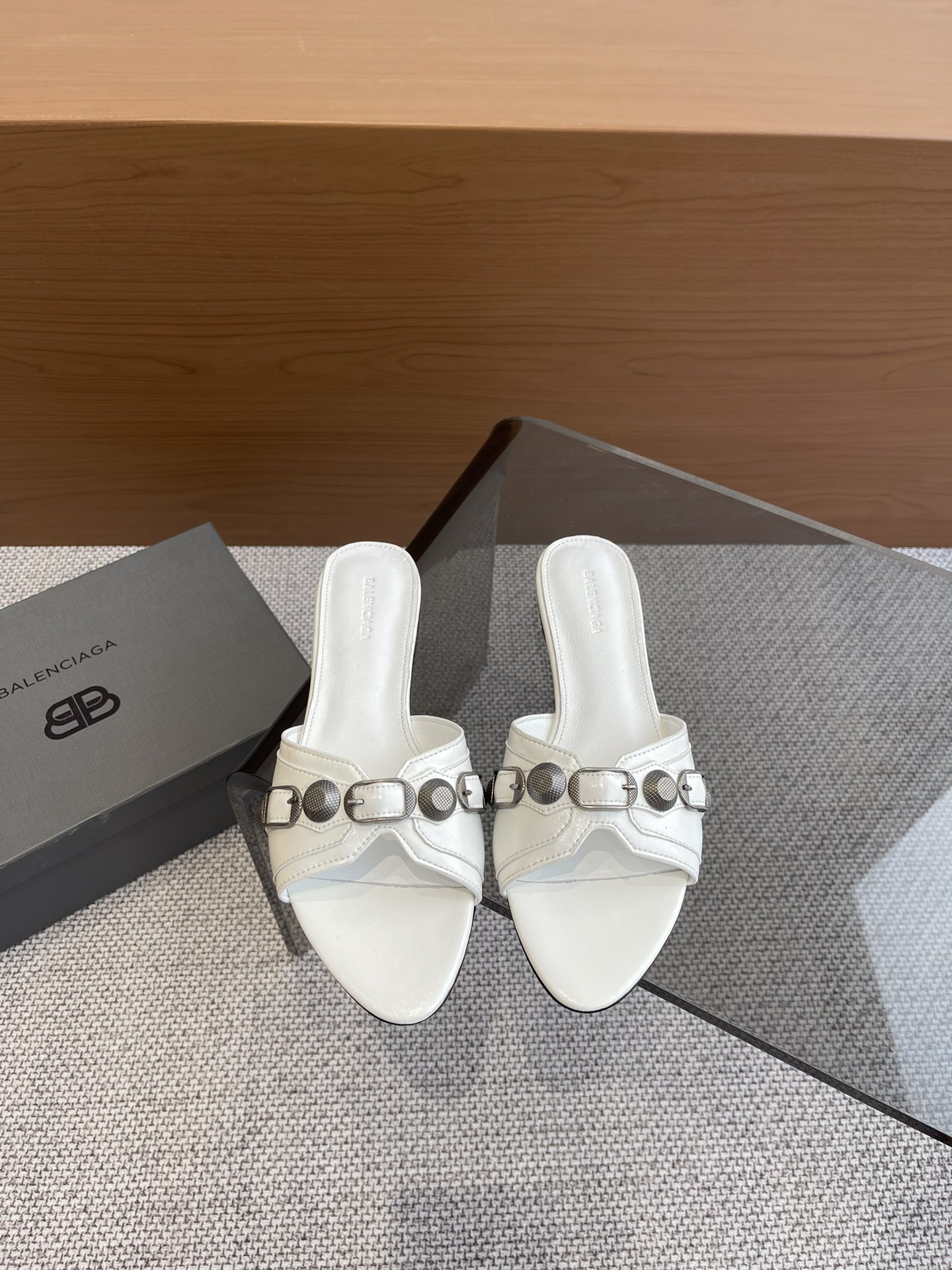 Balenciaga 新款金属铆钉凉拖鞋这双Cagole拖鞋鞋型是淑女拖鞋 上面的铆钉又 朋克街头简直太别致了 INS 巴黎世家 Cagole 系列确实有让人耳目一新的感觉