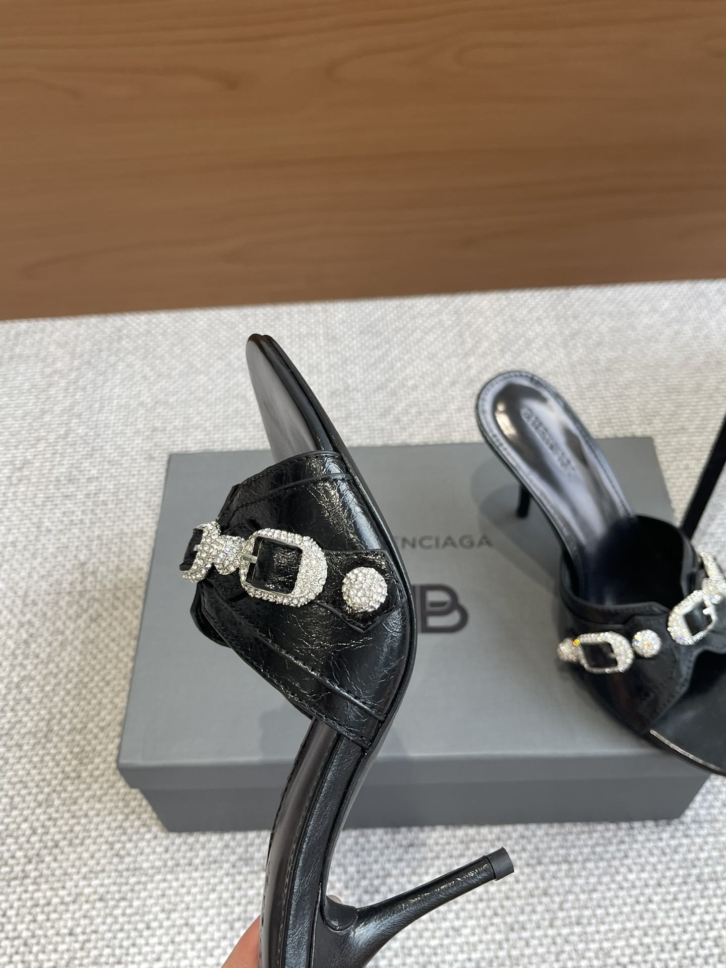 Balenciaga 钻360 新款金属铆钉凉拖鞋这双Cagole拖鞋鞋型是淑女拖鞋 上面的铆钉又 朋克街头简直太别致了 INS 巴黎世家 Cagole 系列确实有让人耳目一新的感觉