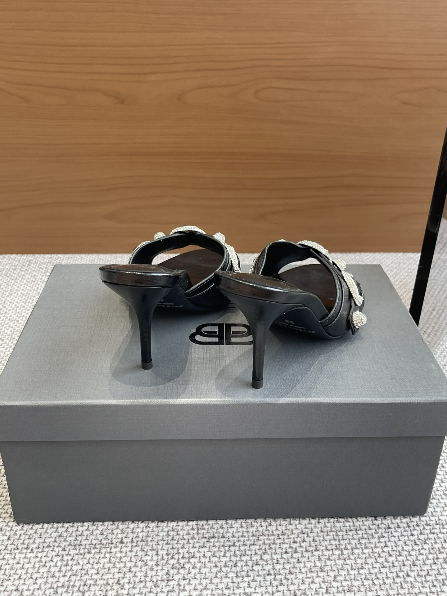 Balenciaga 钻360 新款金属铆钉凉拖鞋这双Cagole拖鞋鞋型是淑女拖鞋 上面的铆钉又 朋克街头简直太别致了 INS 巴黎世家 Cagole 系列确实有让人耳目一新的感觉