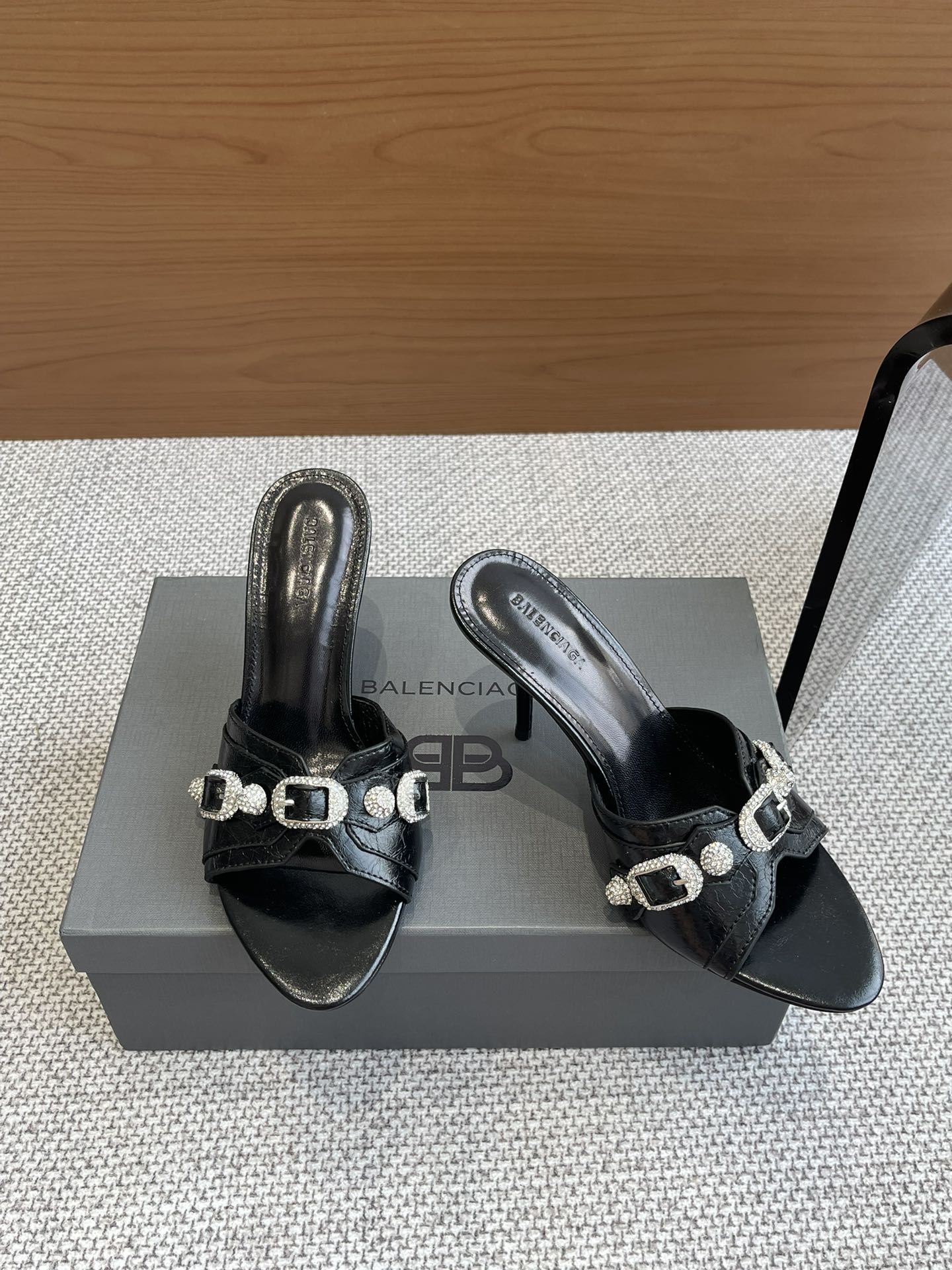 Balenciaga 钻360 新款金属铆钉凉拖鞋这双Cagole拖鞋鞋型是淑女拖鞋 上面的铆钉又 朋克街头简直太别致了 INS 巴黎世家 Cagole 系列确实有让人耳目一新的感觉