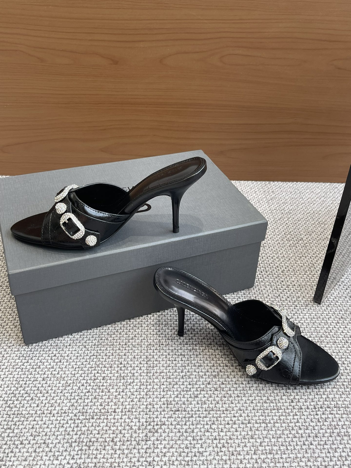Balenciaga 钻360 新款金属铆钉凉拖鞋这双Cagole拖鞋鞋型是淑女拖鞋 上面的铆钉又 朋克街头简直太别致了 INS 巴黎世家 Cagole 系列确实有让人耳目一新的感觉