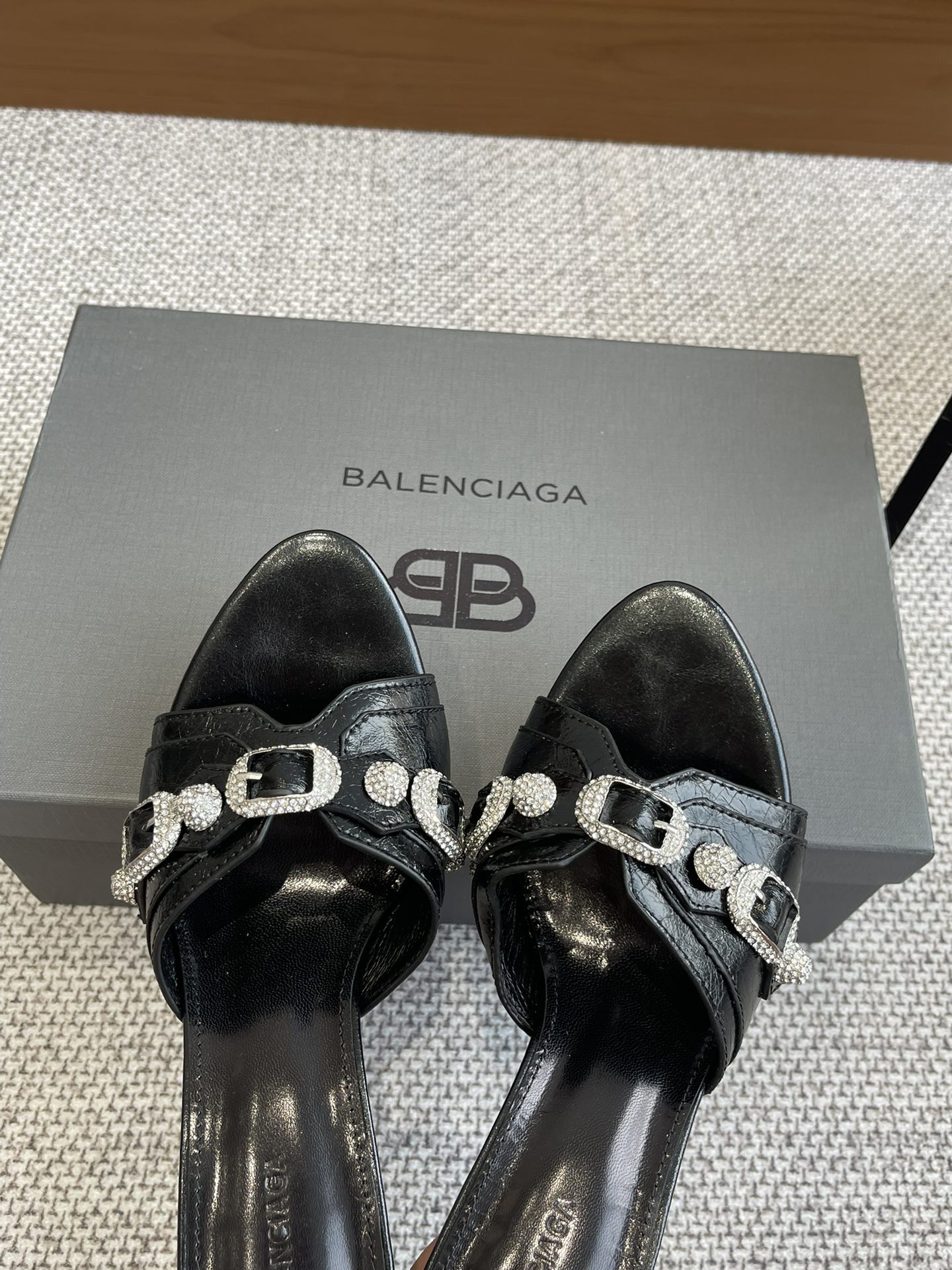 Balenciaga 钻360 新款金属铆钉凉拖鞋这双Cagole拖鞋鞋型是淑女拖鞋 上面的铆钉又 朋克街头简直太别致了 INS 巴黎世家 Cagole 系列确实有让人耳目一新的感觉
