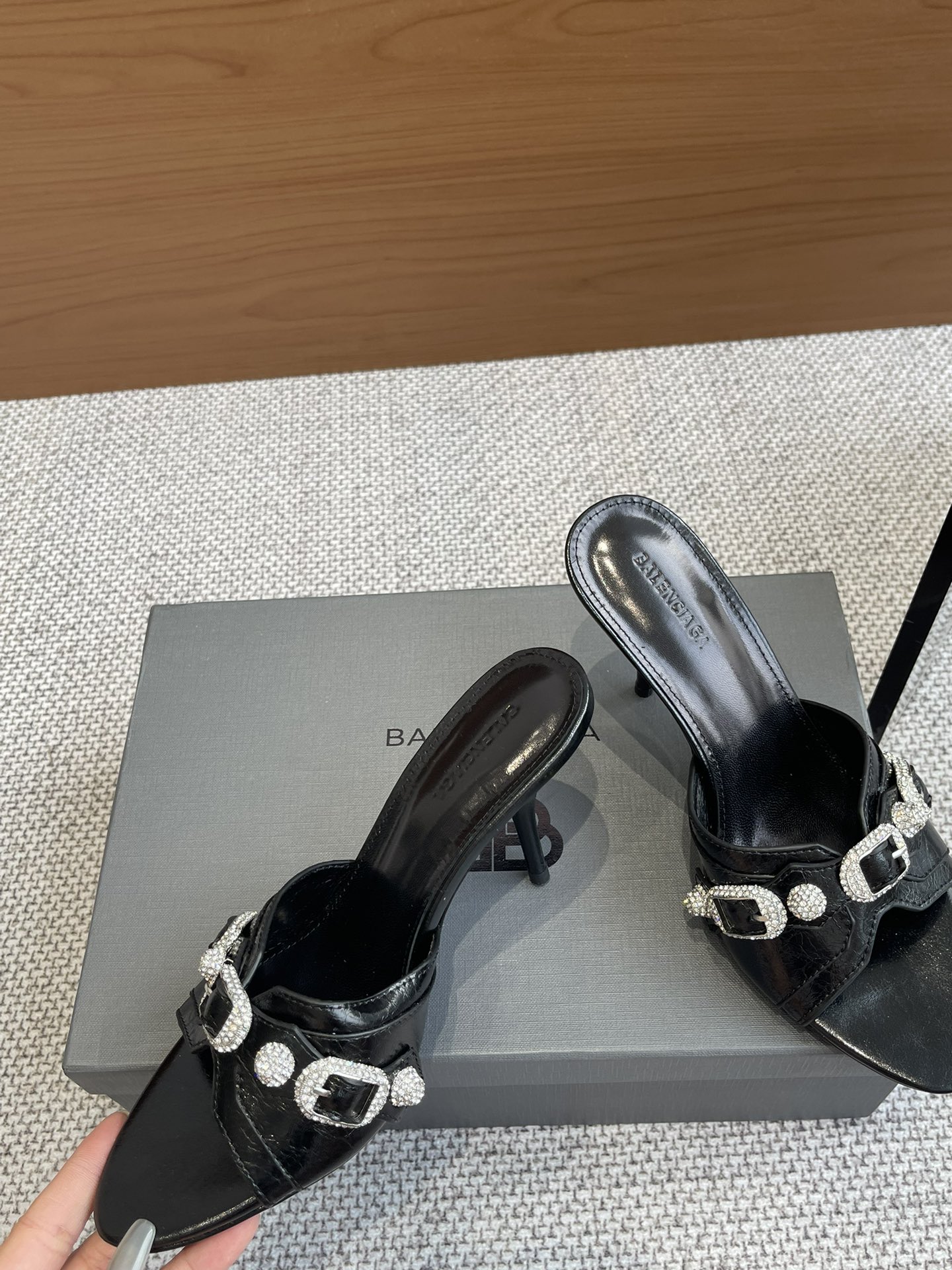 Balenciaga 钻360 新款金属铆钉凉拖鞋这双Cagole拖鞋鞋型是淑女拖鞋 上面的铆钉又 朋克街头简直太别致了 INS 巴黎世家 Cagole 系列确实有让人耳目一新的感觉