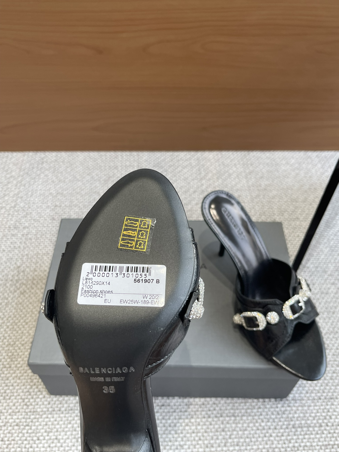 Balenciaga 钻360 新款金属铆钉凉拖鞋这双Cagole拖鞋鞋型是淑女拖鞋 上面的铆钉又 朋克街头简直太别致了 INS 巴黎世家 Cagole 系列确实有让人耳目一新的感觉