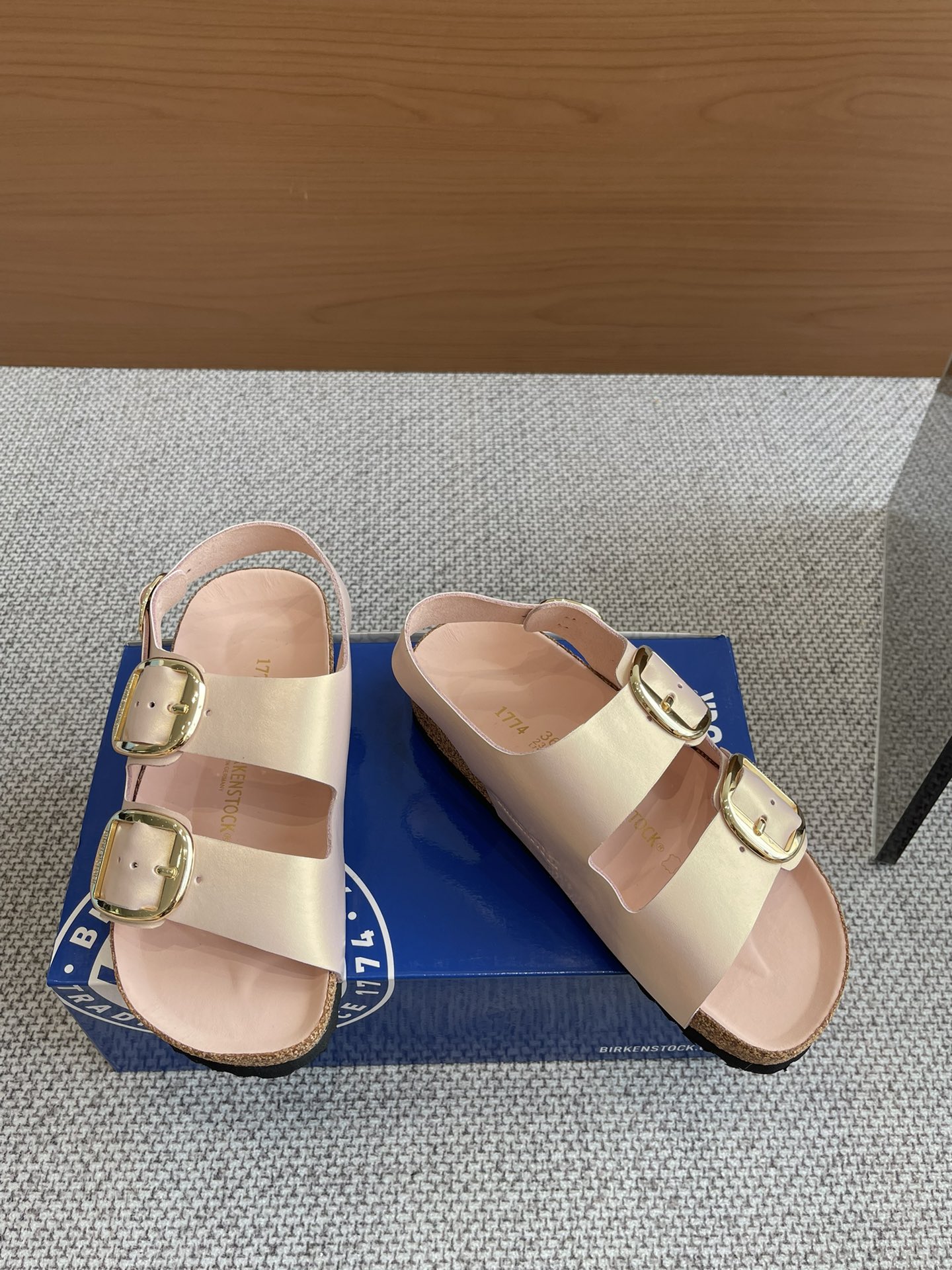 New Early Spring Birkenstock 24s: 600 Pounds of Two-Button Sandals Found After Long Search - 图片 2