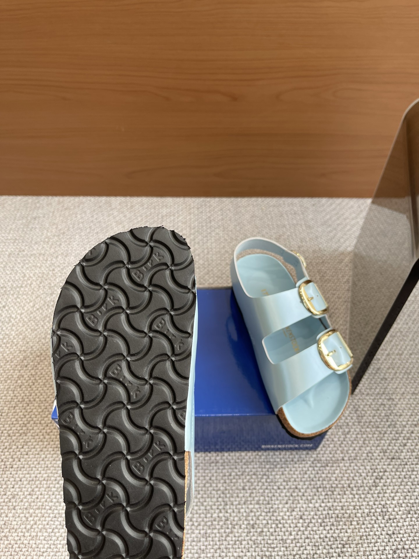 New Birkenstock 24s: 600 Pounds of Two-Button Sandals for Spring. - 图片 6