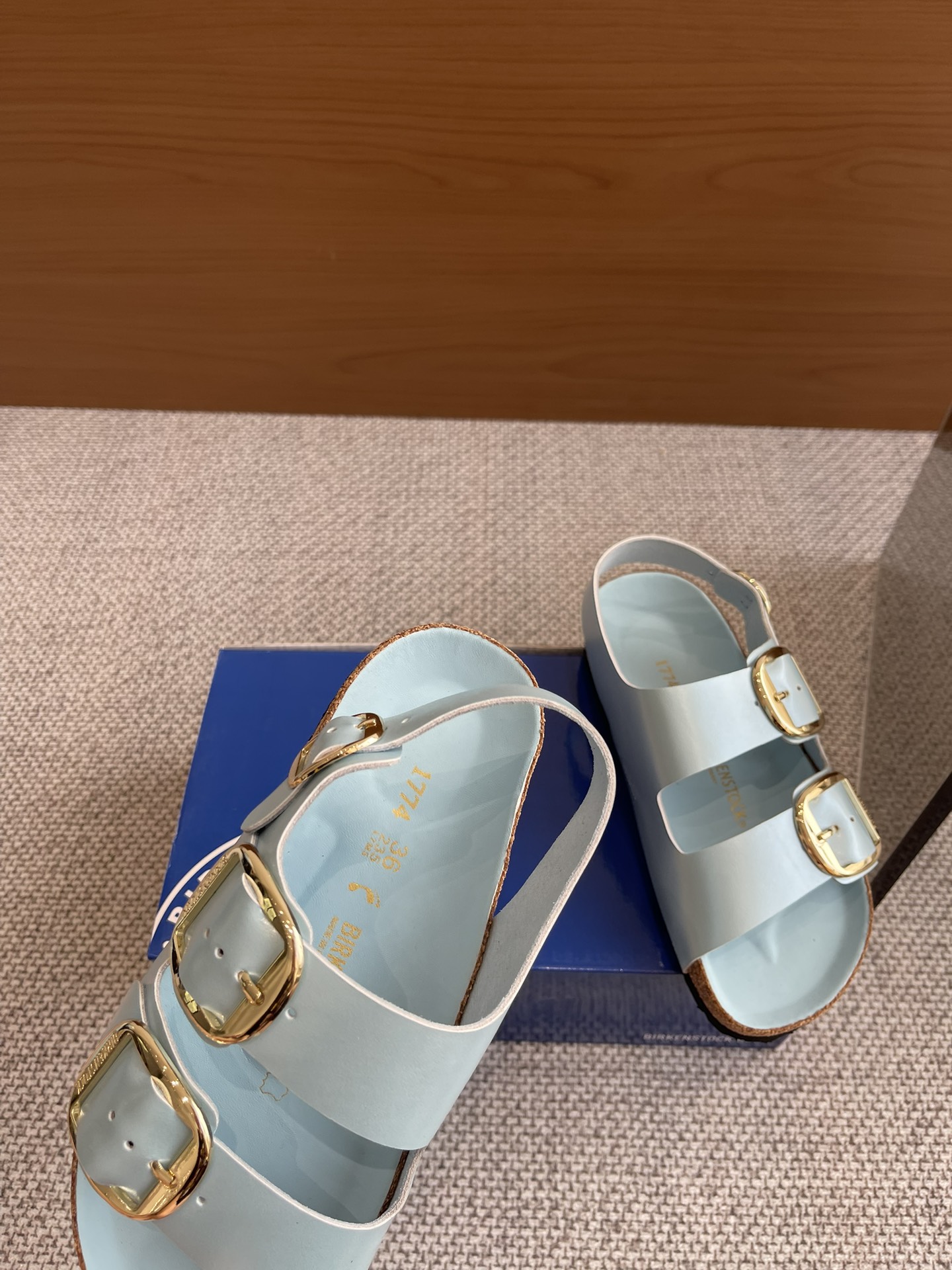 New Birkenstock 24s: 600 Pounds of Two-Button Sandals for Spring. - 图片 4