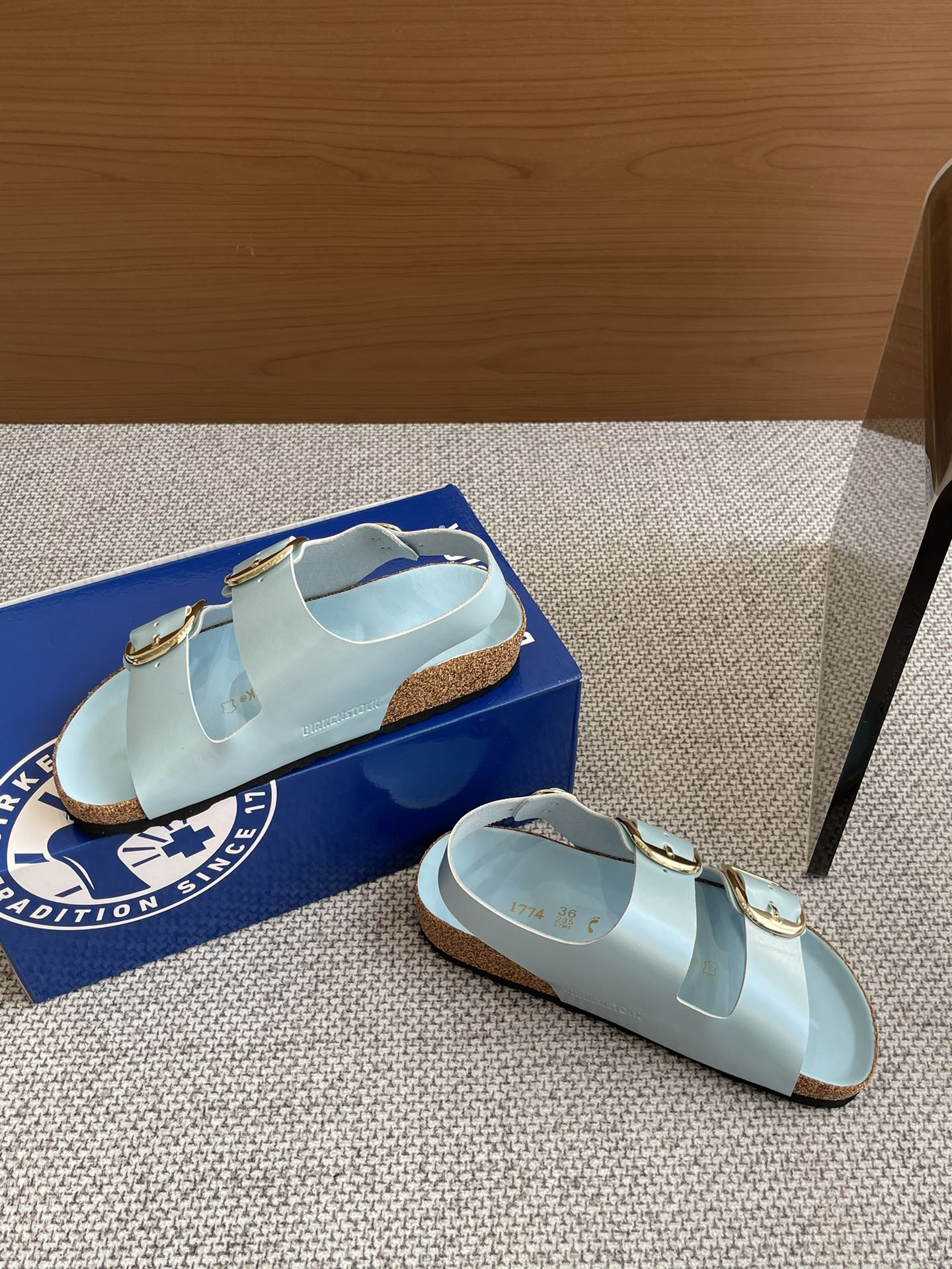 New Birkenstock 24s: 600 Pounds of Two-Button Sandals for Spring. - 图片 9