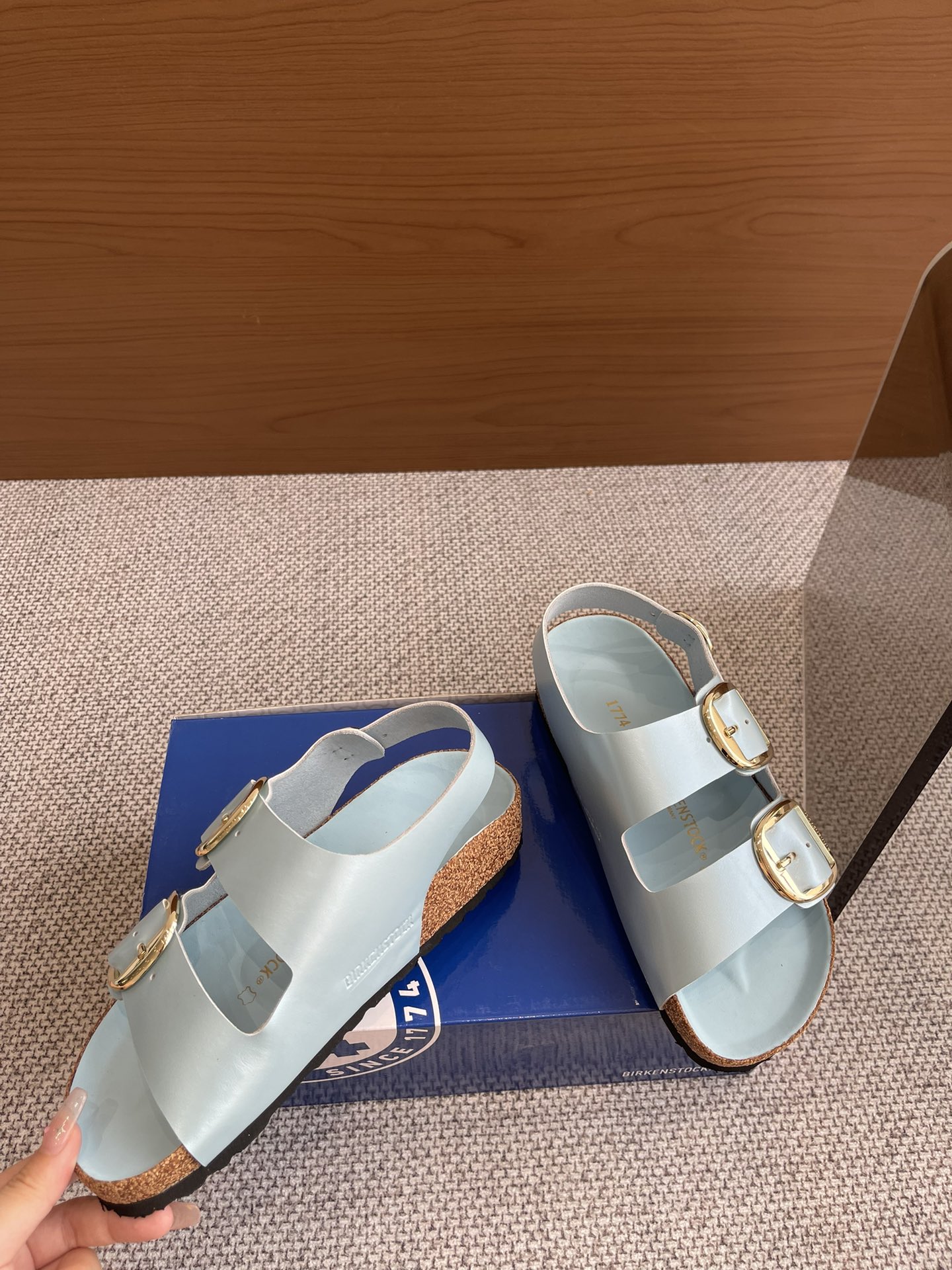 New Birkenstock 24s: 600 Pounds of Two-Button Sandals for Spring. - 图片 3