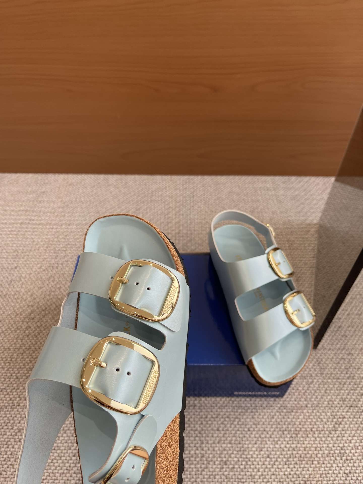 New Birkenstock 24s: 600 Pounds of Two-Button Sandals for Spring. - 图片 5