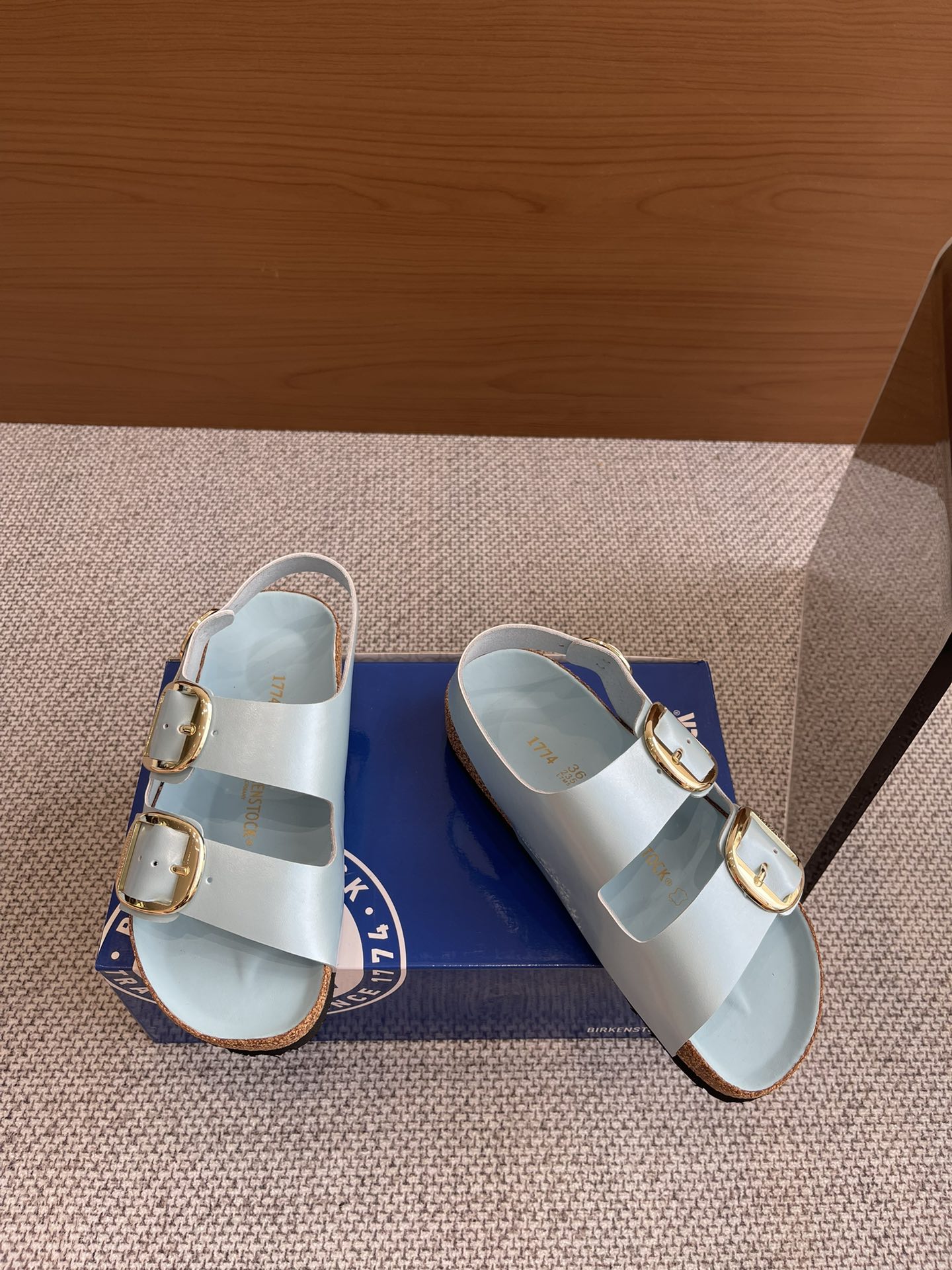 New Birkenstock 24s: 600 Pounds of Two-Button Sandals for Spring. - 图片 2