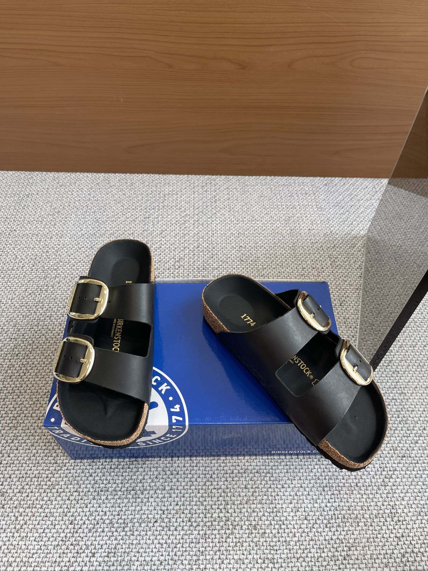 New Early Spring Birkenstock 24s: 600 Pounds of Two-Button Sandals Found After Long Search - 图片 2