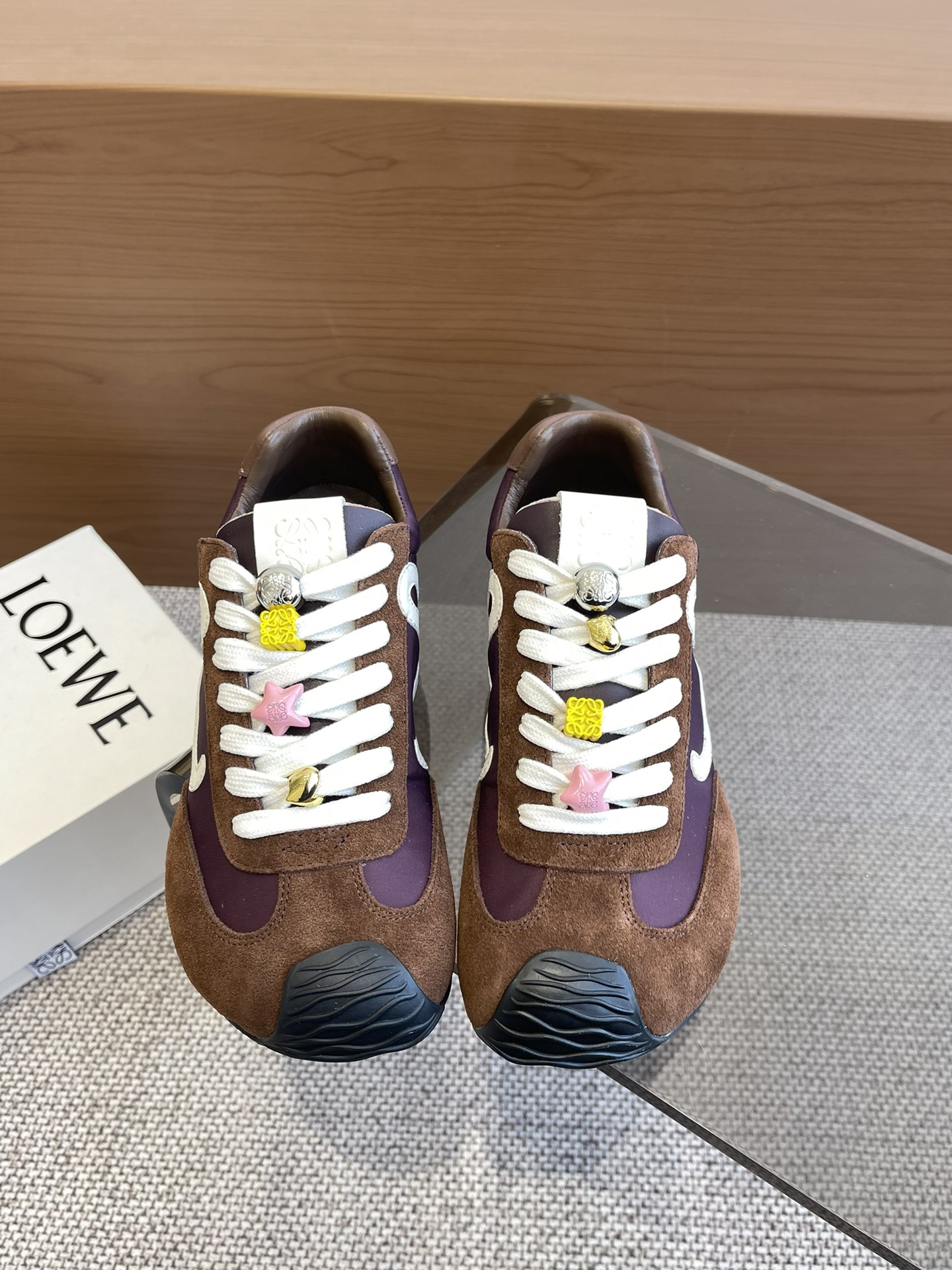 NO:260258,, Button 10 LOEWE 25ss latest catwalk style Ballet Runner 2.0 couple style Ballet casual sports shoes German training shoes Nylon and cowhide leather sports shoes Asymmetric toe design, sock-like internal structure Light rubber outsole extends to toe shoe Fabric Original custom imported toe layer cowhide inner imported soft sheepskin   net sole Original open mold anti-slip rubber material Sole Thickness Increase height 2.5CM Size 35-45 (for women 40, for men 45), casual shoes/sports shoes, loewe, loewe, sneakers, cowhide, sheepskin19860909,扣子10 LOEWE 罗意威 25ss最新走秀款 Ballet Runner 2.0情侣款 芭蕾 休闲 运动鞋 德训鞋 尼龙和牛皮革运动鞋 不对称鞋头设计、袜状内部结构 轻盈橡胶外底延伸至鞋头 面料 原版定制进口头层牛皮 内里 进口柔软羊皮 网里 鞋底 原版开模防滑橡胶材质 底厚 增高2.5CM 码数 35-45（女40 男45定做）,休闲鞋/运动鞋,loewe,loewe,sneakers,cowhide,sheepskin,Women's Shoes