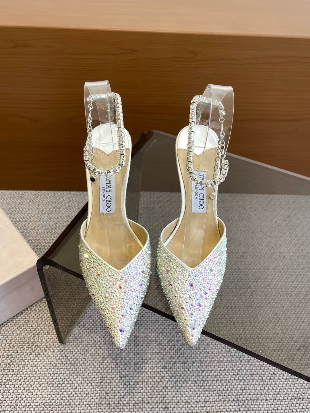 NO:258291,Jimmy Choo classic diamond chain pointed toe crystal high heel sandals Australian pointed toe round toe is simply beautiful. Fall in love with the playful futuristic feeling. Just a glance, you want to have it immediately. Designed for extraordinary lambs, to create a unique overall effect. Jimmy Choo designed products that inspire women to move forward to show their charm. Fabrics, imported silk iron diamonds, inner, imported idiot lambskin imported Italian original color iron diamond leather sole size 35-40, high heels, jimmy choo, sandals, high heels, sheepskin, real silk, Leather soles19860909Jimmy Choo经典钻石链条尖头水晶高跟凉鞋  澳大利亚尖头圆头 简直是美上天了 爱上俏皮的未来感 光看一眼便想马上拥有 专为超凡绝伦的女士 从而打造出别致的整体效果,jimmy choo设计出激发女性一往无前的产品彰显魅力 面料 进口真丝烫钻 内里 进口意制小羊皮 进口意大利原色烫钻真皮大底 码数35-40,高跟鞋,jimmy choo,sandals,high heels,sheepskin,real silk,Leather soles,Women's Shoes