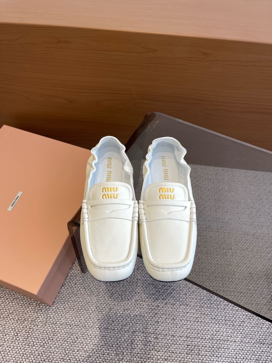 NO:258173,Miu Miu 25ss Spring and Summer New Ballet Shoes Integrate the agility of ballet into daily life with the agility of ballet. It uses modern brushstrokes to portray the classic outline of dance shoes. Super soft sheepskin ballet shoes draw inspiration from classic Japanese shoes. Simple but not complicated to suit a variety of shapes. Agile and fashionable between steps. Upper. Imported sheepskin. Inner. Water-dyed sheepskin. Outsole. Original open mold latex outsole. Size 35-40. Doudou shoes. Miumiu, sheepskin.19860909Miu Miu 缪缪 25ss 春夏季新款 芭蕾舞鞋   以芭蕾的灵动意韵融于日常. 以现代笔触刻画舞鞋经典轮廓  超软的绵羊皮质款芭蕾舞鞋 从经典日式鞋履汲取灵感 简而不繁适合多种造型 步履之间灵动时髦 鞋面 进口绵羊皮 内里 水染羊皮里 大底 原版开模乳胶大底 码数35-40,豆豆鞋,miumiu,sheepskin,Women's Shoes