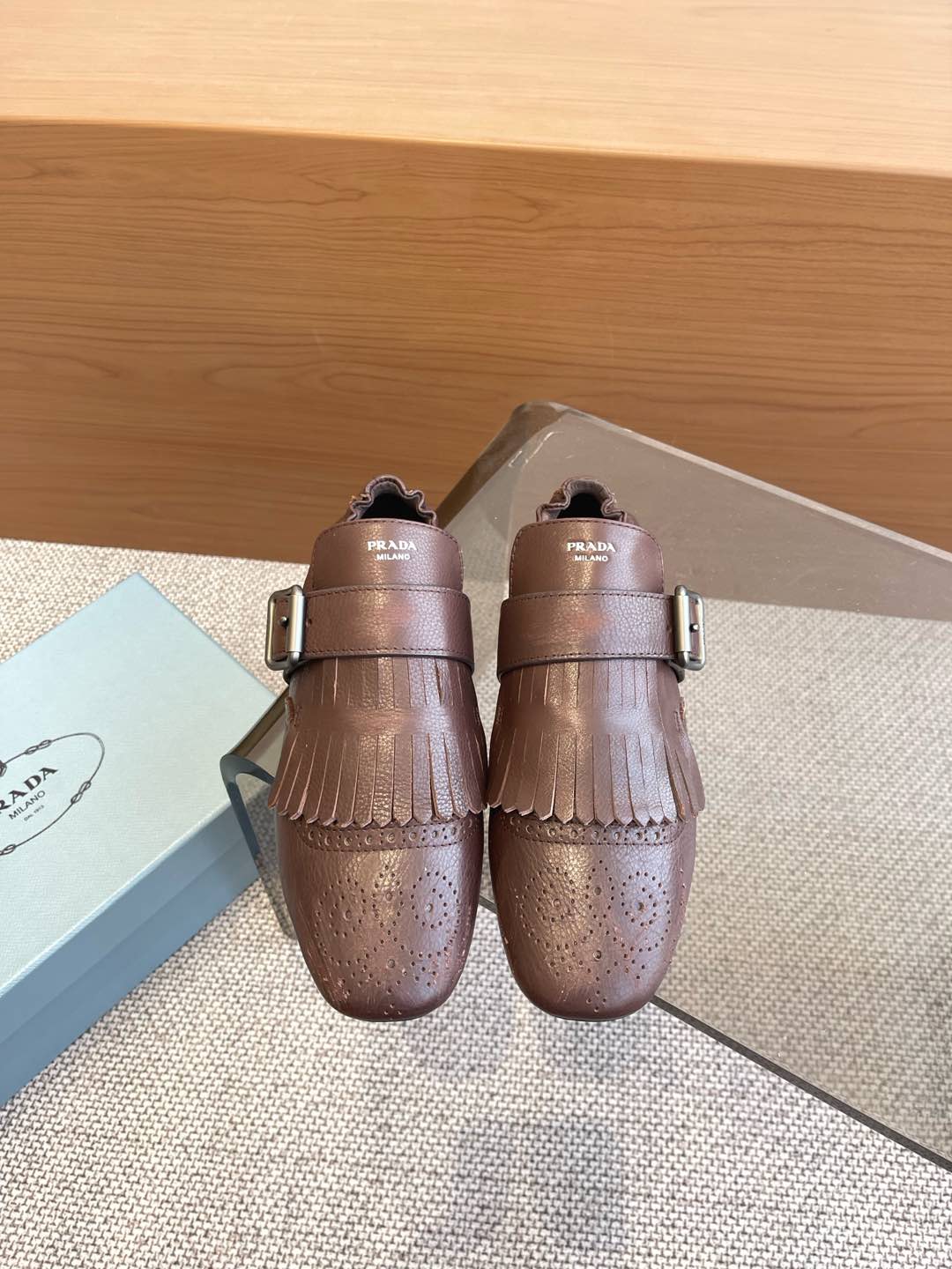 NO:258280,Single shoes PRADA Prada 25ss catwalk retro tassels half slippers single shoes hit catwalk style retro fashionable and casual versatile. Fashionable and casual and unique taste. Everyone loves and easily controls. It will explode every year. It is enough to conquer you. Wear it casual and fashionable. Both without mistakes. Simple and handsome. Fabric. Imported wax calfskin. Inner sheepskin. Rubber beef tendon thick sole. Size 35-41 (customized for 40 41), semi-sliding single shoes, prada, prada, slippers, cowhide, sheepskin.19860909单鞋 PRADA 普拉达 25ss 走秀款复古流苏 半拖鞋单鞋爆款 走秀款 复古感时髦满满 随意百搭 时尚休闲 独到味道 人人都爱也轻松驾驭 每年都会爆 足以征服你 穿上它 休闲时髦 两不失误 上脚简单帅气 面料 进口蜡感小牛皮 内里羊皮 橡胶牛筋厚底 码数35-41（40 41定做）,半拖单鞋,prada,prada,slippers,cowhide,sheepskin,Women's Shoes