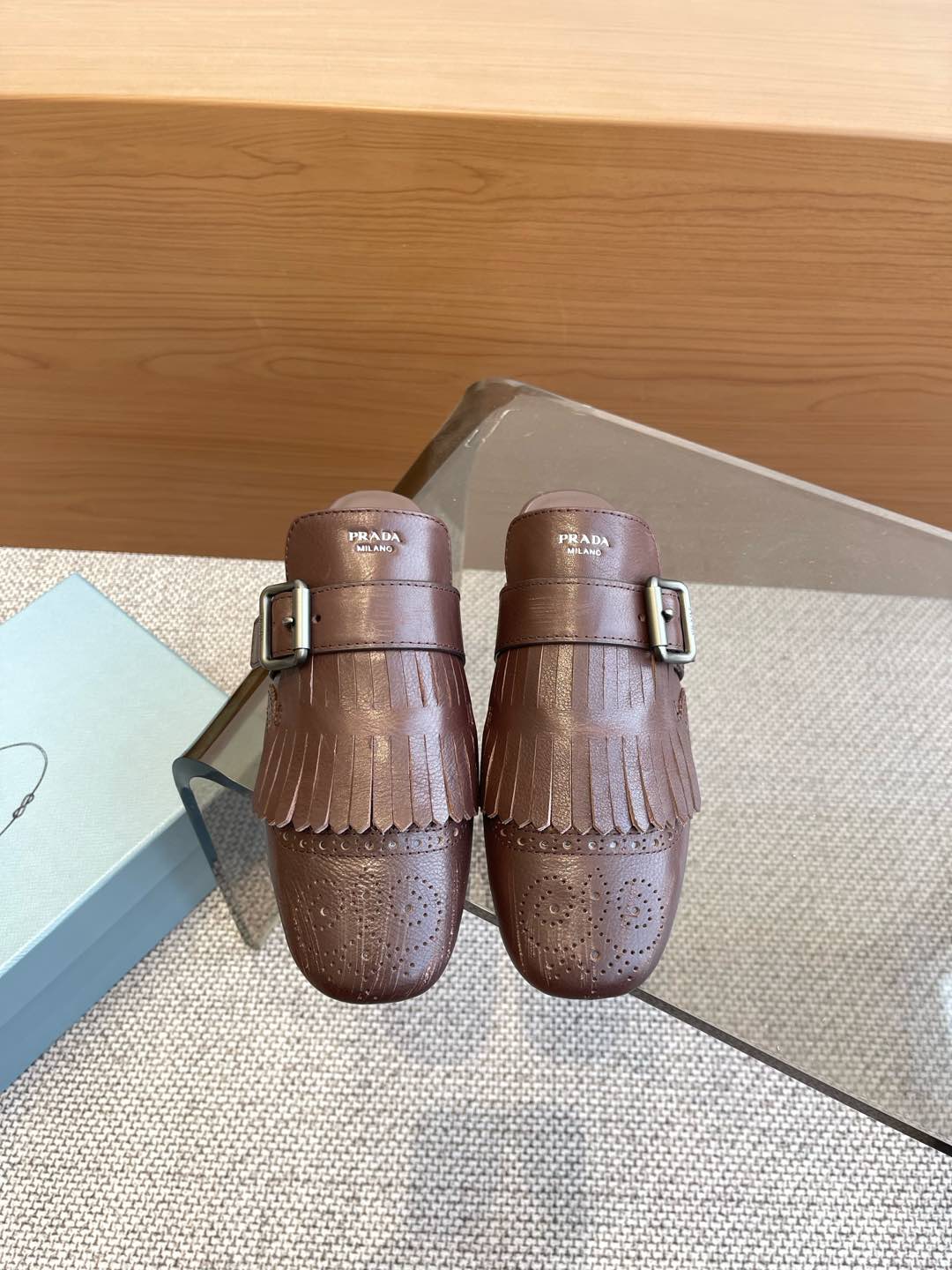 NO:258284,Half-drag PRADA Prada 25ss catwalk retro tassels half slippers single shoes hit catwalk style retro fashionable and casual versatile. Fashionable and casual and unique taste. Everyone loves and easily controls it every year. It will be enough to conquer you. Wear it casual and fashionable. Both without mistakes. Simple and handsome. Fabric. Imported wax calfskin. Inner sheepskin. Rubber beef tendon thick sole. Size 35-41 (customized for 40 41). Half-drag single shoes, prada, prada, slippers, cowhide, sheepskin.19860909半拖 PRADA 普拉达 25ss 走秀款复古流苏 半拖鞋单鞋爆款 走秀款 复古感时髦满满 随意百搭 时尚休闲 独到味道 人人都爱也轻松驾驭 每年都会爆 足以征服你 穿上它 休闲时髦 两不失误 上脚简单帅气 面料 进口蜡感小牛皮 内里羊皮 橡胶牛筋厚底 码数35-41（40 41定做）,半拖单鞋,prada,prada,slippers,cowhide,sheepskin,Women's Shoes