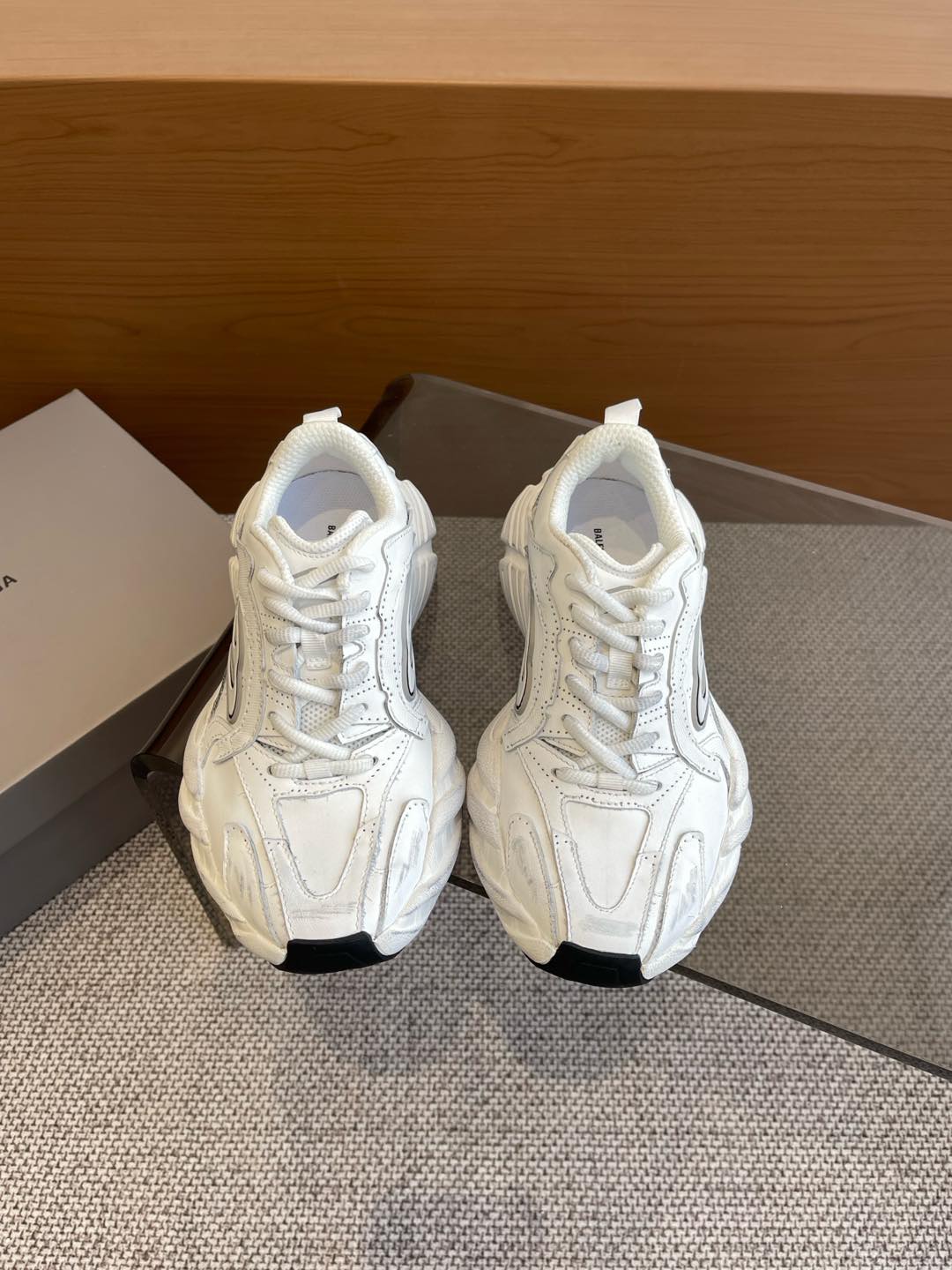 NO:164893,Female, Male, BALENCIAGA, the latest hit Sneaker series, casual, dad shoes, sports shoes The overall shoe shape draws on the creative ideas of two shoe shapes, Balenciaga Track and Balenciaga Runner, which is equivalent to removing the outer frame of the Track shoe body and inheriting Runner's streamlined shape and Track flat toe. Original custom imported cowhide, original model opening ultralight MD combination, super light, super comfortable, size 35-44 (for women 40 men 45 customized), casual shoes/sports shoes, balenciaga, balenciaga, sneakers, cowhide19860909女 男 BALENCIAGA 巴黎世家最新爆款 Sneaker系列 休闲 老爹鞋 运动鞋  整体鞋型汲取了Balenciaga Track和Balenciaga Runner两款鞋型的创作思路 相当于把 Track鞋身的外框拆了下来 同时继承了 Runner的流线造型和 Track扁平的鞋头 原版定制进口牛皮面料 原版开模超轻MD组合 超级轻 超级舒适 码数35-44（女40男45订做）,休闲鞋/运动鞋,balenciaga,balenciaga,sneakers,cowhide,Women's Shoes