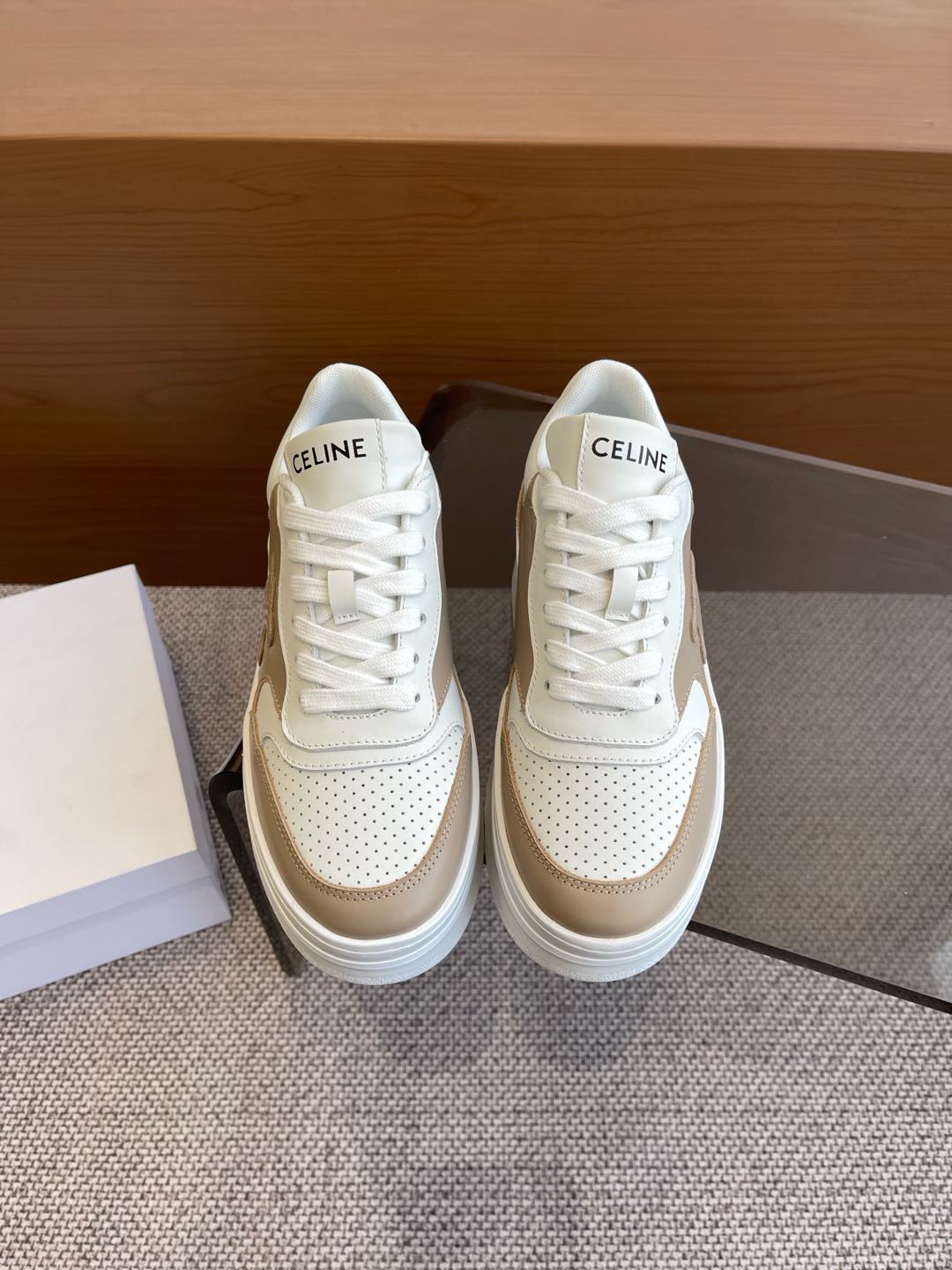 NO:171190,CELINE 25ss latest Block series, thick-soled women's casual sneakers, TRIOMPHE leather patches, instantly injecting fresh and soft charm into this BLOCK sneakers, and love them. When paired, it is so easy to control. Whether it is flared jeans, skirts or dresses, it can be easily controlled, adding unique charm to your look, and let you become a fashion expert in seconds. Imported cowhide uppers, original breathable net, original rubber outsole, size 35-40 (40 customized), casual shoes/sports shoes, celine, celine, sneakers, skirts, jeans, cowhide19860909CELINE 赛琳 25ss最新 Block系列 厚底女款 休闲运动鞋 TRIOMPHE 皮革贴饰,瞬间给这款 BLOCK 运动鞋注入了清新柔美的魅力,爱了爱了.搭配起来那叫一个随心所欲,无论是喇叭牛仔裤、半身裙还是连衣裙,它都能轻松驾驭,为你的造型增添别致魅力 让你秒变时尚达人 鞋面进口牛皮 原版透气网里 原版橡胶大底 码数35-40（40定做）,休闲鞋/运动鞋,celine,celine,sneakers,skirts,jeans,cowhide,Women's Shoes