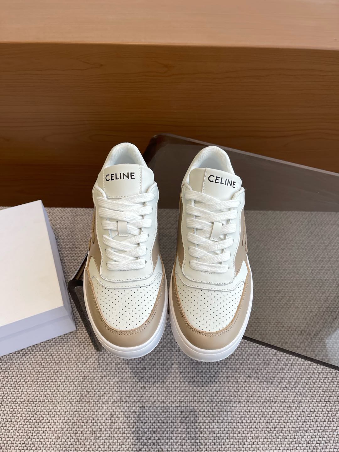 NO:171192,CELINE 25ss latest Block series Women's casual sneakers TRIOMPHE leather patches instantly inject fresh and soft charm into this BLOCK sneakers, and love them. When paired, it is so easy to control. Whether it is flared jeans, skirts or dresses, it can be easily controlled, adding unique charm to your look, and let you become a fashion expert in seconds. Imported cowhide uppers. Original breathable net. Original rubber outsole. Size 35-40 (customized for 40), casual shoes/sports shoes, celine, celine, sneakers, skirts, jeans, cowhide19860909CELINE 赛琳 25ss最新 Block系列 女款 休闲运动鞋 TRIOMPHE 皮革贴饰,瞬间给这款 BLOCK 运动鞋注入了清新柔美的魅力,爱了爱了.搭配起来那叫一个随心所欲,无论是喇叭牛仔裤、半身裙还是连衣裙,它都能轻松驾驭,为你的造型增添别致魅力 让你秒变时尚达人 鞋面进口牛皮 原版透气网里 原版橡胶大底 码数35-40（40定做）,休闲鞋/运动鞋,celine,celine,sneakers,skirts,jeans,cowhide,Women's Shoes