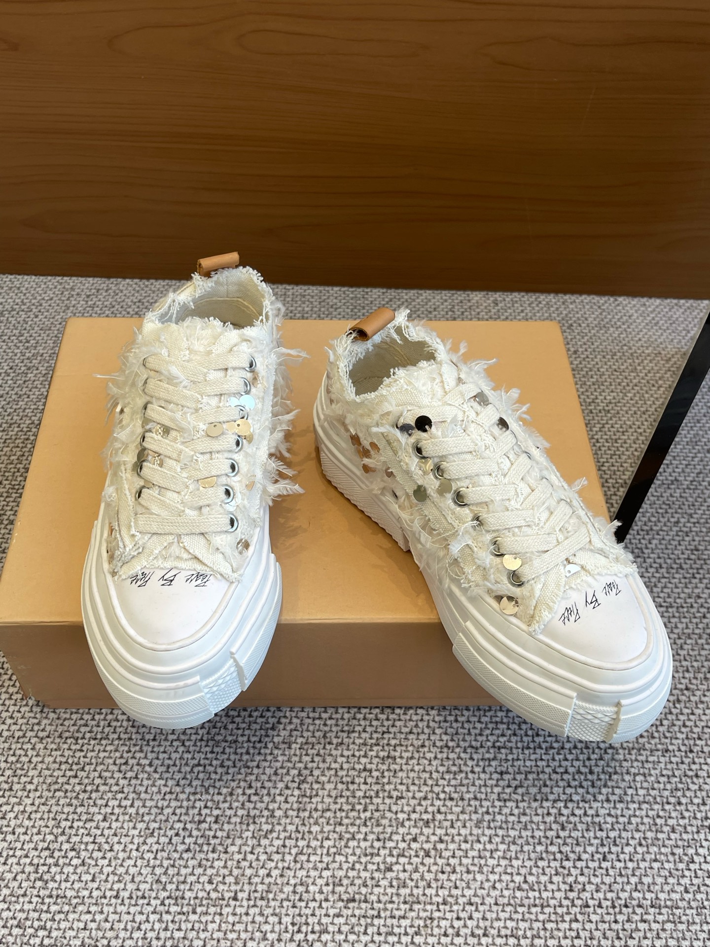 NO:171197,x Vessel Beggar Shoes The real authentic product of a niche brand designed by Wu Jianhao. Without further ado, you can compare it and know what the difference between the version on the market and the OEM products!  The overall design has a combination of Balenciaga and Converse. It is simply matched. It is not too handsome. The original canvas upper has a very good texture after washing. The whole shoe is made of original vulcanized shoes. The sole is the original 11 non-slip. Rubber   wood bran is not so stiff. Size 35-40 for women. Men 39--44, casual shoes/sports shoes, balenciaga, converse, sneakers19860909x Vessel 乞丐鞋 吴建豪设计的小众品牌真正的正品货 不用多说什么拿到鞋你对比一下就知道市面上的版本跟代工厂的货差别在哪里！ 整体设计有一种巴黎世家和匡威的结合版简直搭配的不要太帅气啊 原版帆布鞋面水洗后质感超好 整鞋是采用原版硫化鞋的做法大底是原版11防滑 橡胶 木糠穿起来不那么生硬码数女35-40 男39--44,休闲鞋/运动鞋,balenciaga,converse,sneakers,Women's Shoes