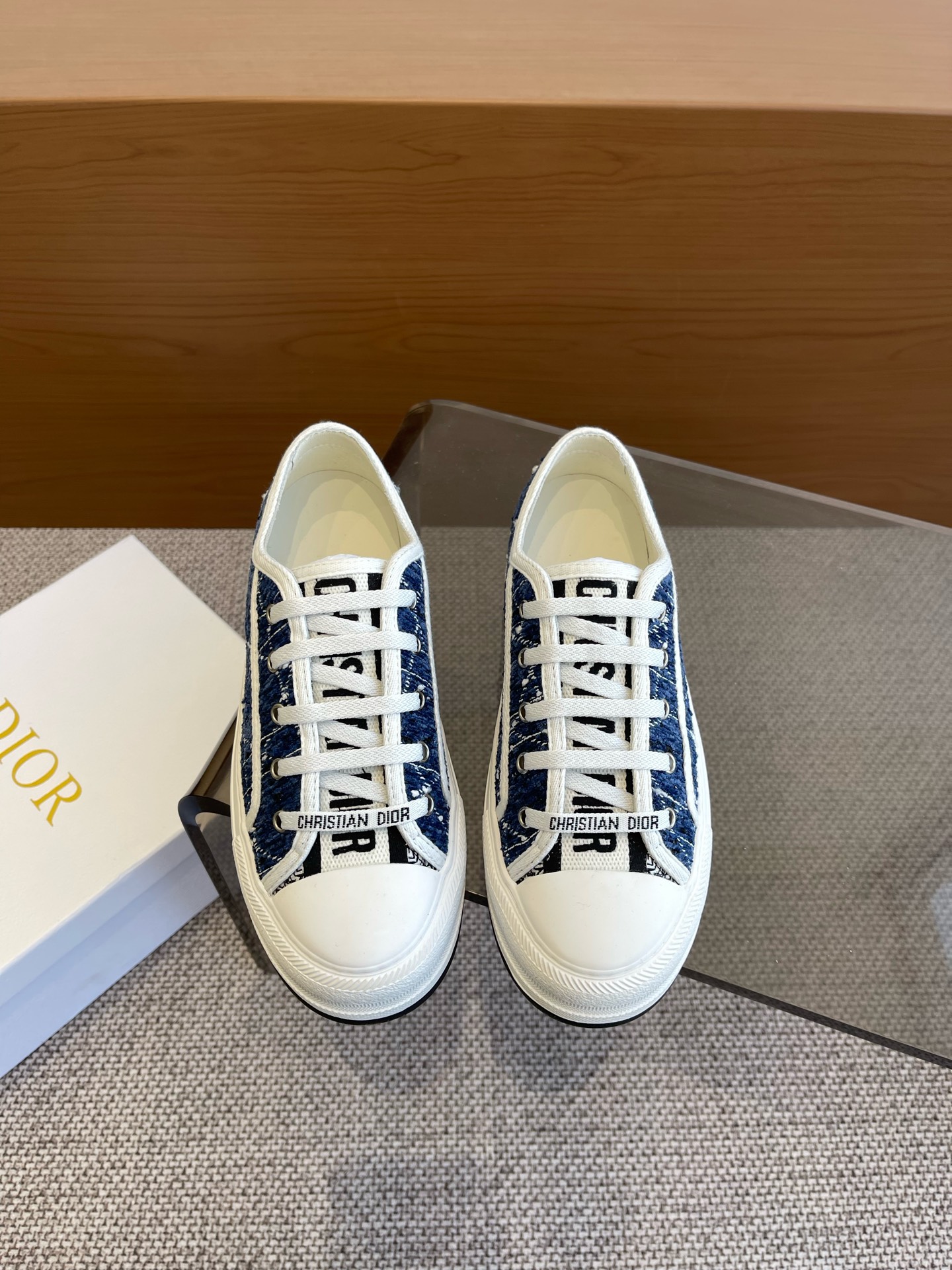 NO:171200,Dior, thick-soled casual sneakers, with full embroidery iconic pattern, foreign counters, non-market ordinary imitation version, fabric is imported from Italy, embroidered upper, original mold glue-injected logo, matte five-pointed star sole, imported lambskin, injection molding mold Logo foam footbed, size 35-41 (40 41 custom made), casual shoes/sports shoes, dior, dior, sneakers, sheepskin19860909Dior迪奥 厚底休闲运动鞋 采用全刺绣标志性图案 国外专柜爆款非市场普通仿版 面料采用意大利进口布料 刺绣鞋面 原版模具注胶Logo磨砂五角星大底 内里进口小羊皮 注塑成型模具Logo发泡垫脚  码数35-41（40 41定做）,休闲鞋/运动鞋,dior,dior,sneakers,sheepskin,Women's Shoes