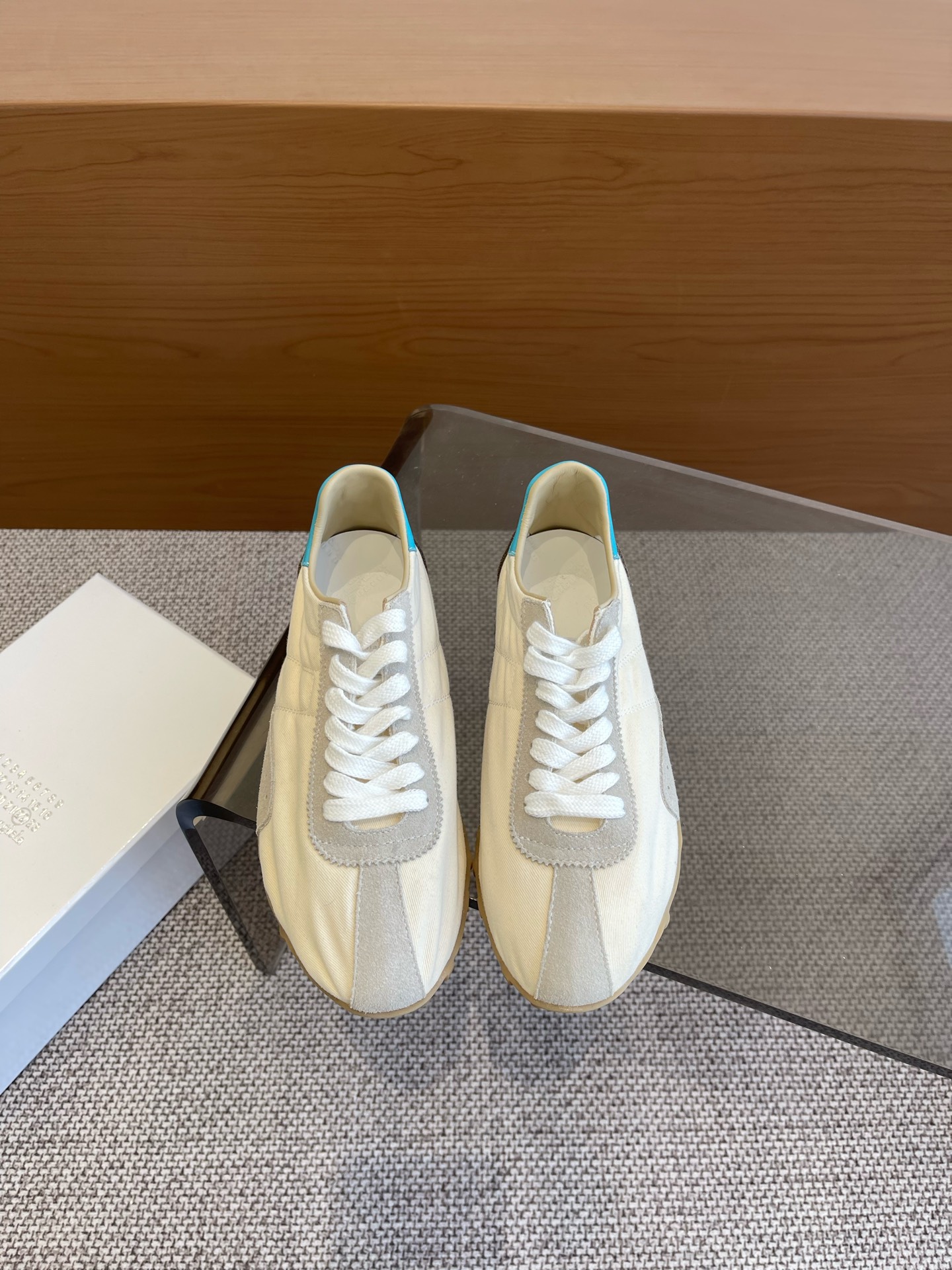 NO:164268,Maison Margiela 25ss Spring and summer new MM6 Magiela couples thin-soled sneakers New Sprinters sneakers are made of old-fashioned nylon and retro-treated suede inspired by retro running shoes Through old-fashioned, stitching, splicing and other processes, give the item a new life and beauty with a classic digital logo. Paired with anti-slip nail sole. The tail is decorated with an iconic white stitching logo. Full of craftsmanship. Size 35-40. Women's model 40-45. Men's model 40-45. Women's model (women's model shipped first, men's model after the year), casual shoes/sports shoes, masion margiela,masion margiela,sneakers,chamois leather19860909Maison Margiela 25ss 春夏新款 MM6马吉拉 情侣款薄底运动鞋 新款Sprinters运动鞋轮廓采用做旧感尼龙与复古处理麂皮制成 灵感来源于复古跑鞋 通过做旧、缝线、拼接等工艺 赋予单品新的生命和美感舌头饰有经典的数字标志 搭配有防滑的钉状鞋底 鞋尾饰有标志性的白色缝线logo 充满工艺感  码数女款35-40 男款40-45（女码先出货 男码年后）,休闲鞋/运动鞋,masion margiela,masion margiela,sneakers,chamois leather,Women's Shoes